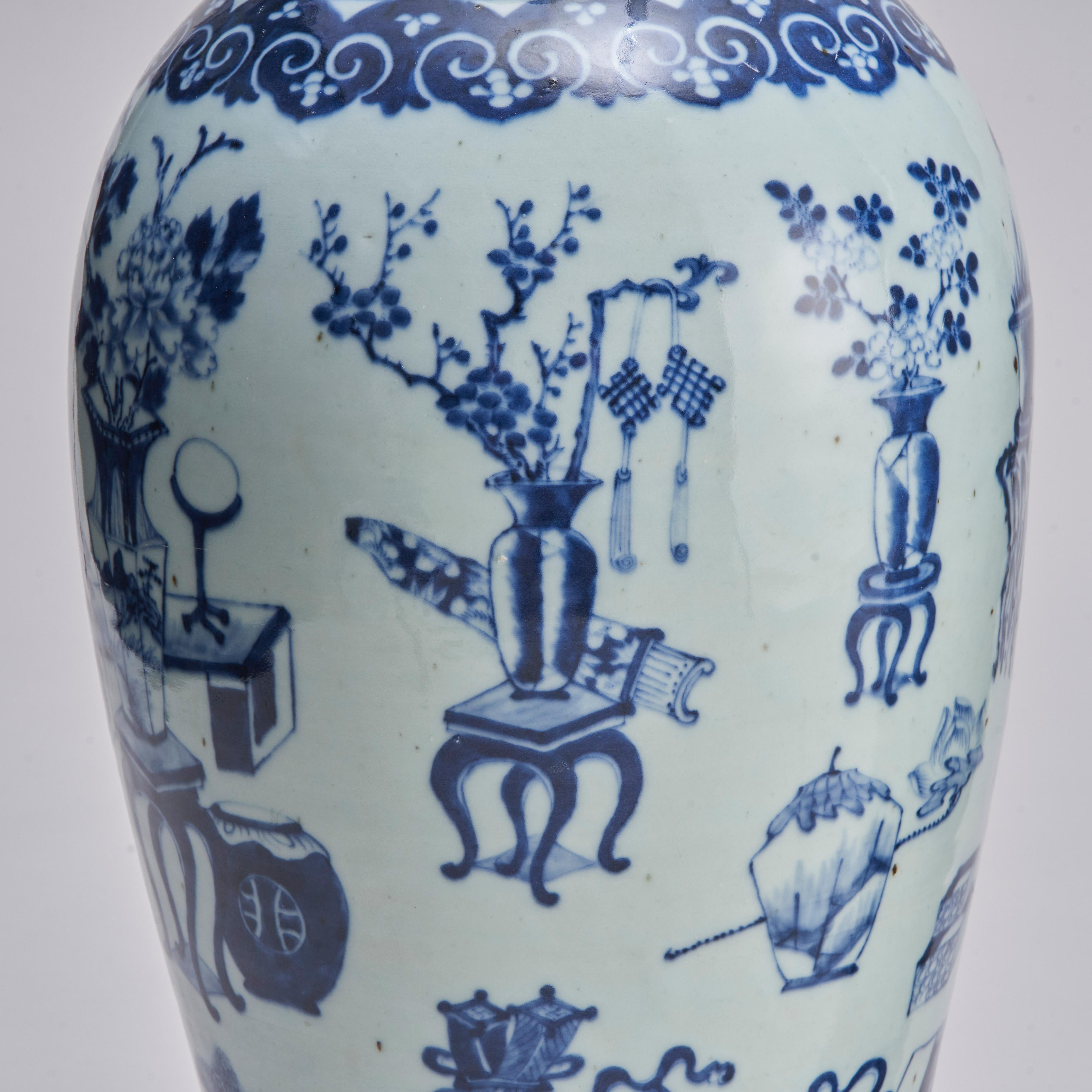 Ein imposantes (59 cm hohes) Paar blauer und weißer Vasen in Balusterform aus dem 19. Jahrhundert im Angebot 4