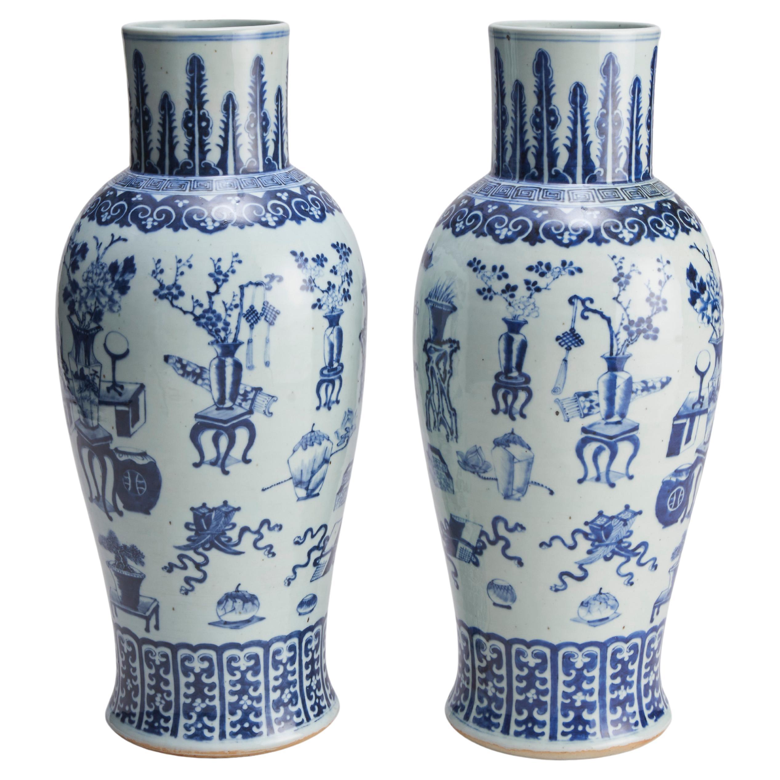 Ein imposantes (59 cm hohes) Paar blauer und weißer Vasen in Balusterform aus dem 19. Jahrhundert im Angebot