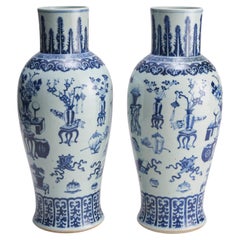 Une imposante paire de vases bleus et blancs en forme de balustre du 19e siècle, d'une hauteur de59 cm