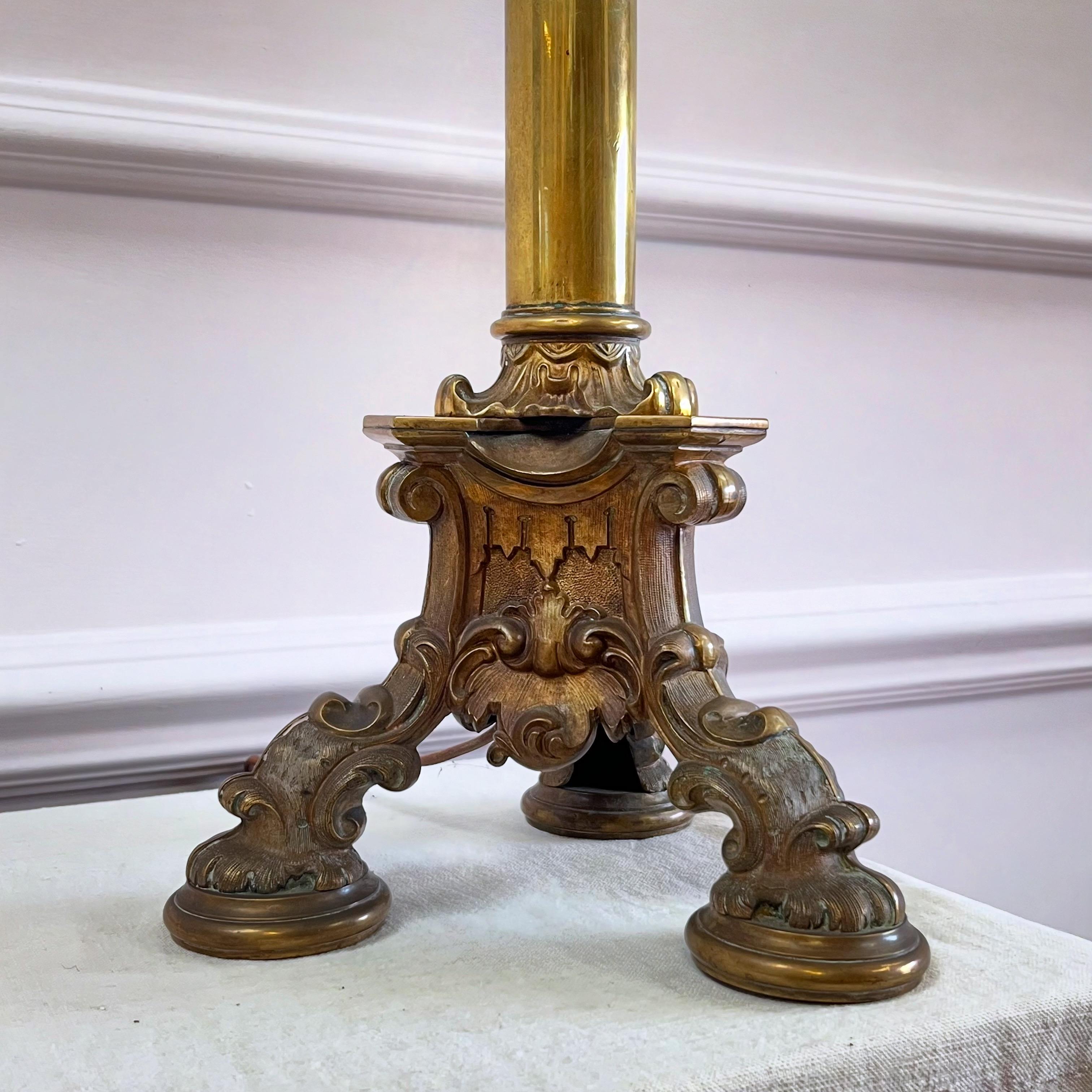 Une imposante lampe simple avec une colonne en laiton poli se terminant par une monture rococo avec des coquillages et trois pieds masculins en forme de feuillage. 

Anglais, milieu du XIXe siècle

H 55 x L 18 cm 