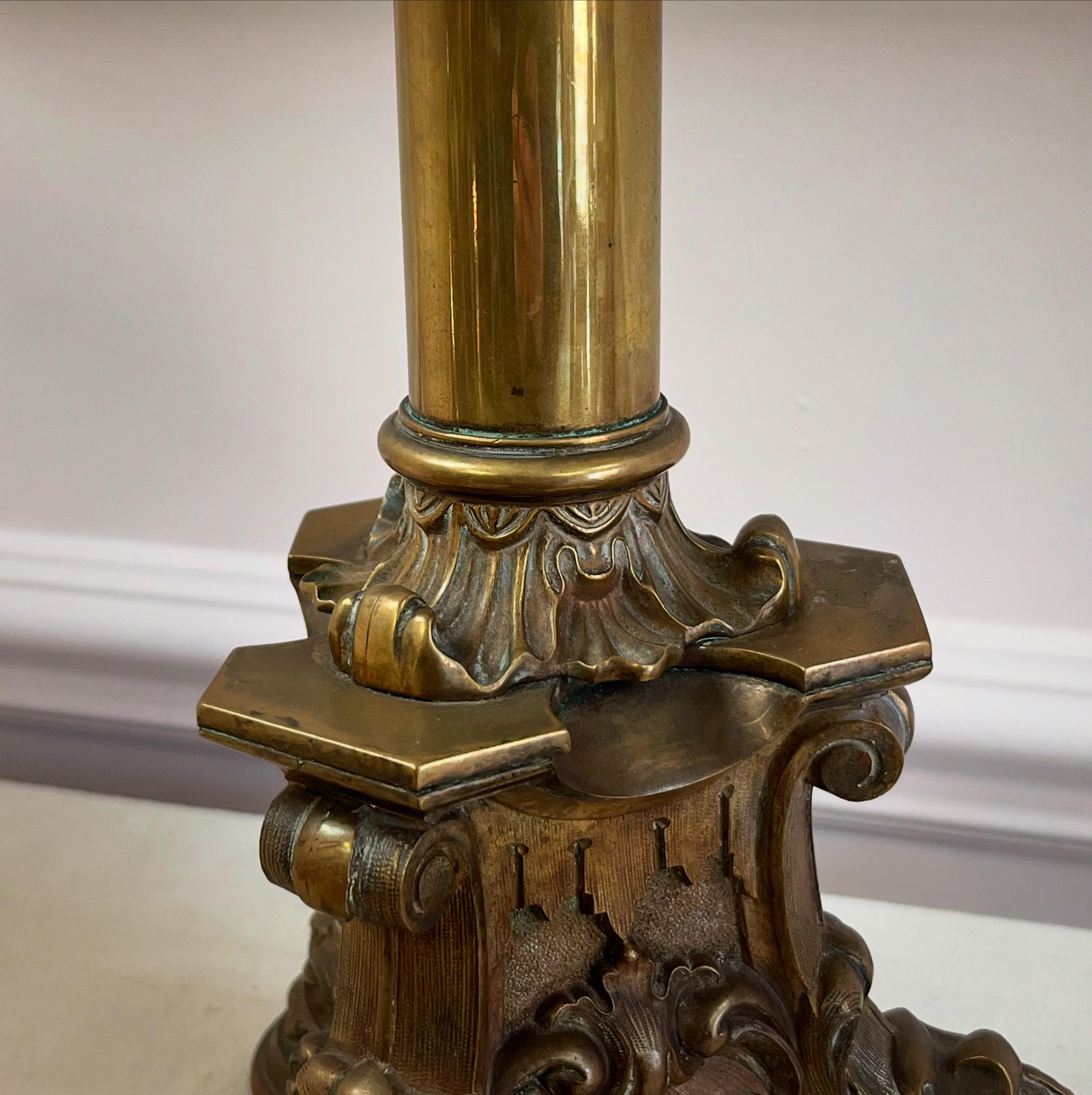 Anglais Imposante lampe à colonne en laiton en vente