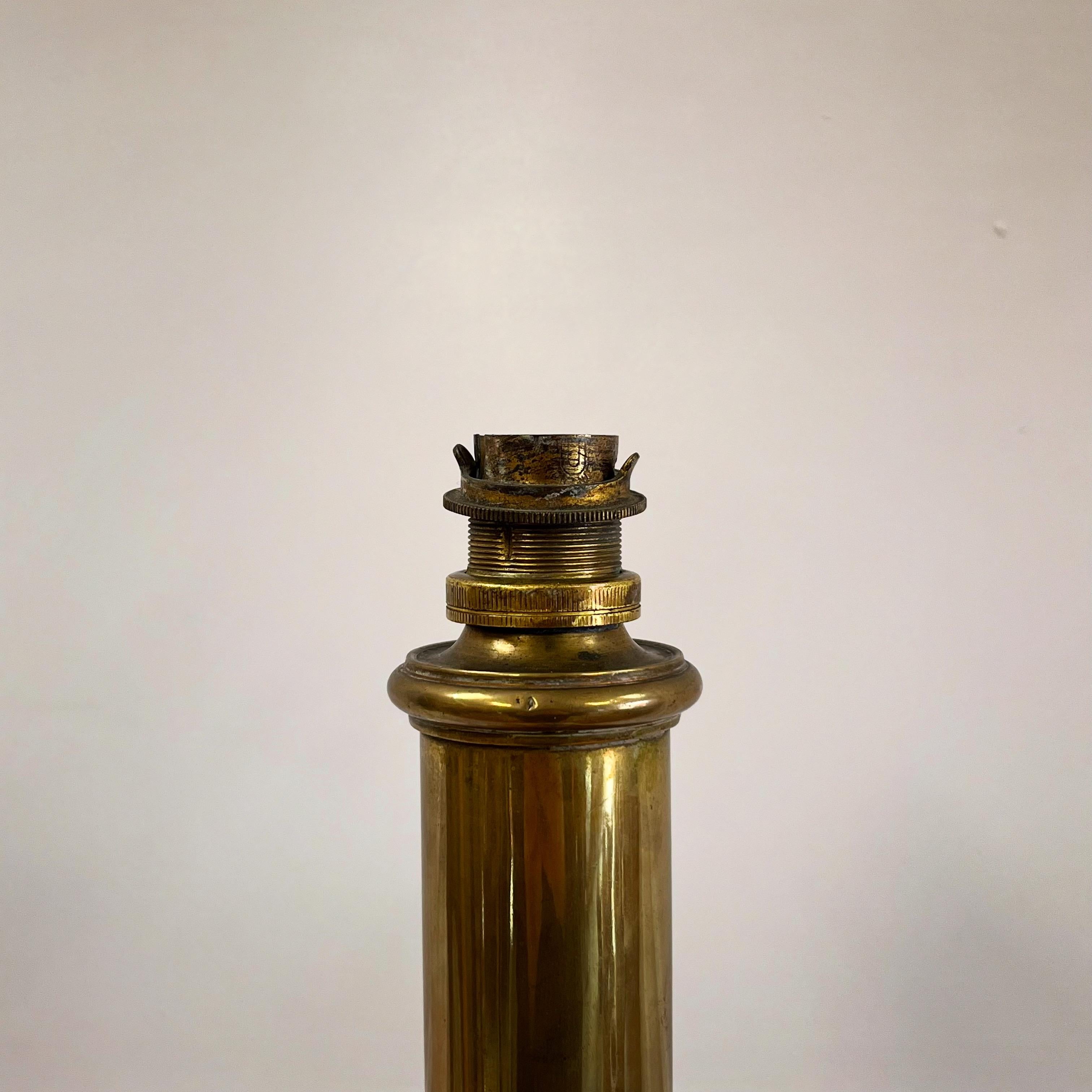 Milieu du XIXe siècle Imposante lampe à colonne en laiton en vente