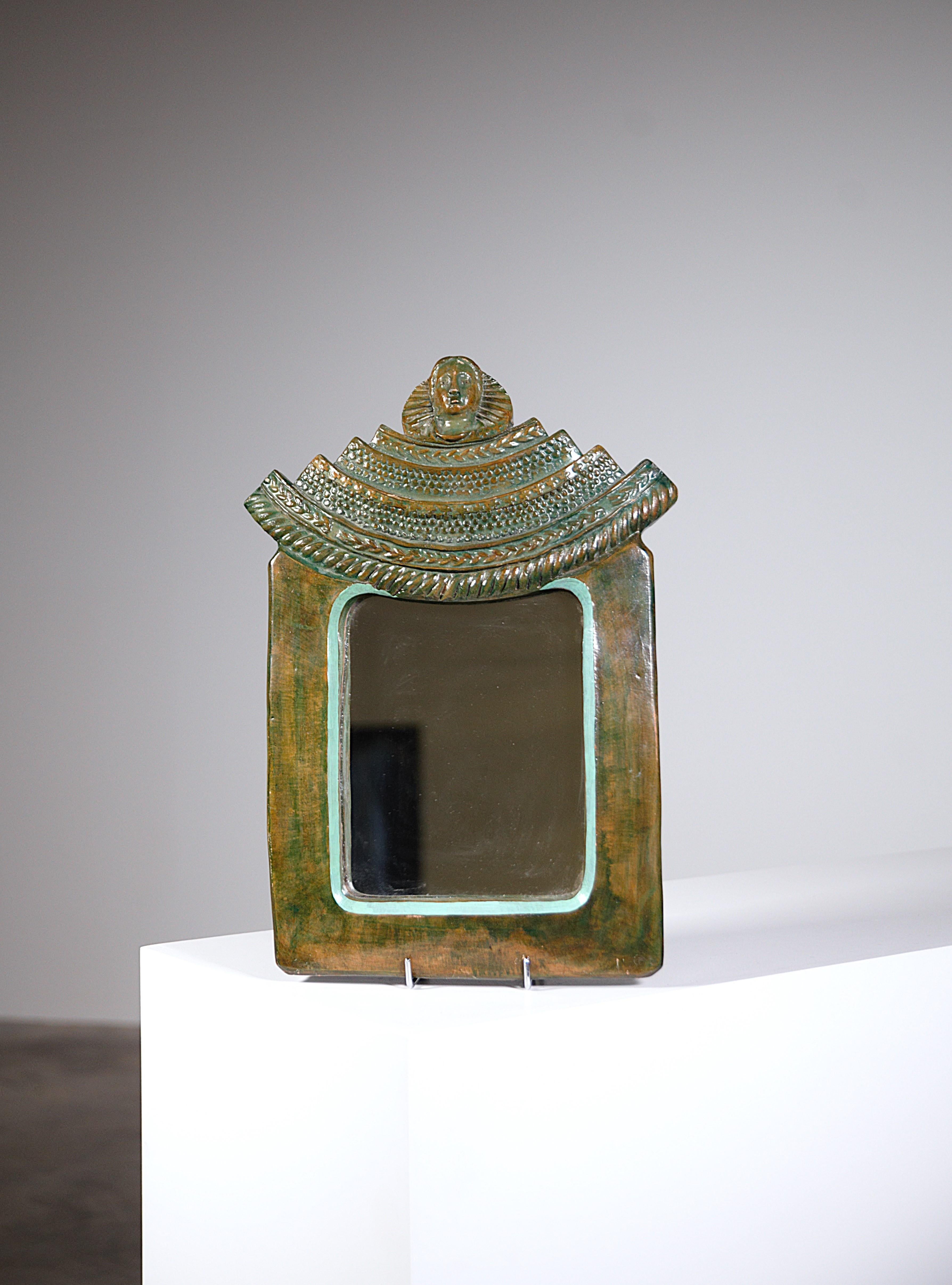 Uno specchio in ceramica di grandi dimensioni realizzato da un artista anonimo.

Francia anni '70

Rapporto  : Un piccolo frammento nella parte anteriore e una scheggia nella parte posteriore (consulta le foto o chiedimi maggiori dettagli).