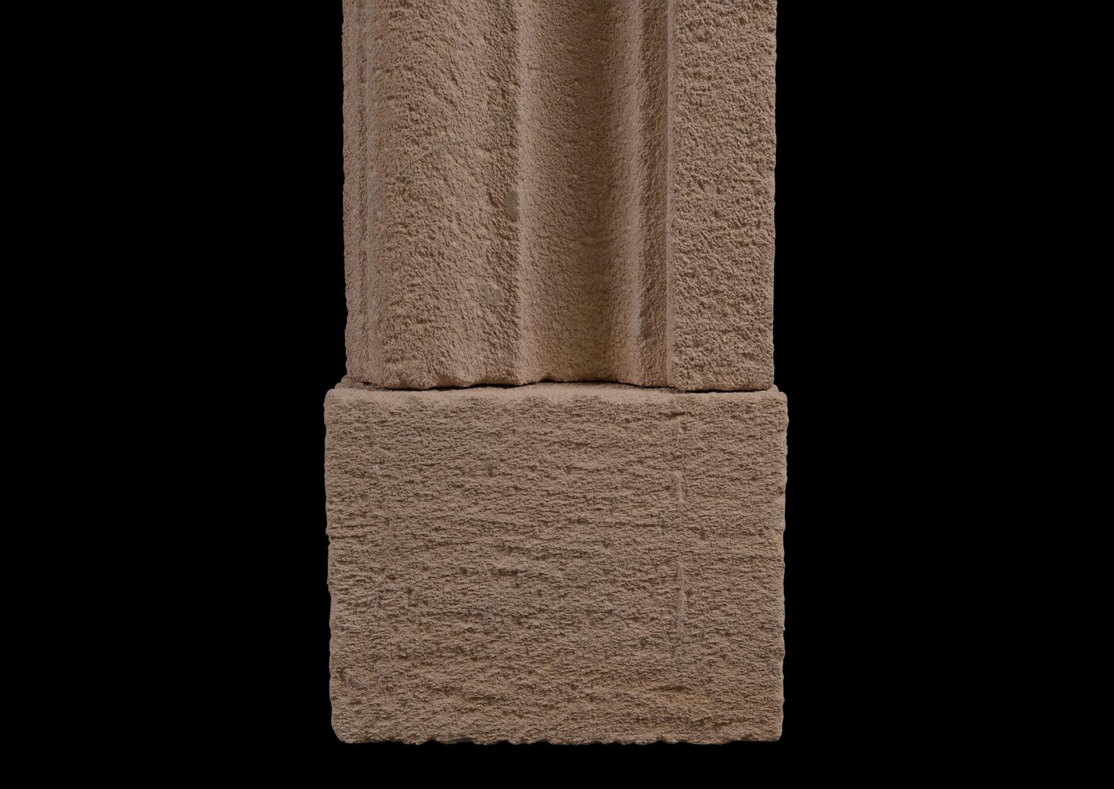Ein imposanter englischer Bolection-Kamin aus stark antikem Badestein (Kalkstein) im Angebot