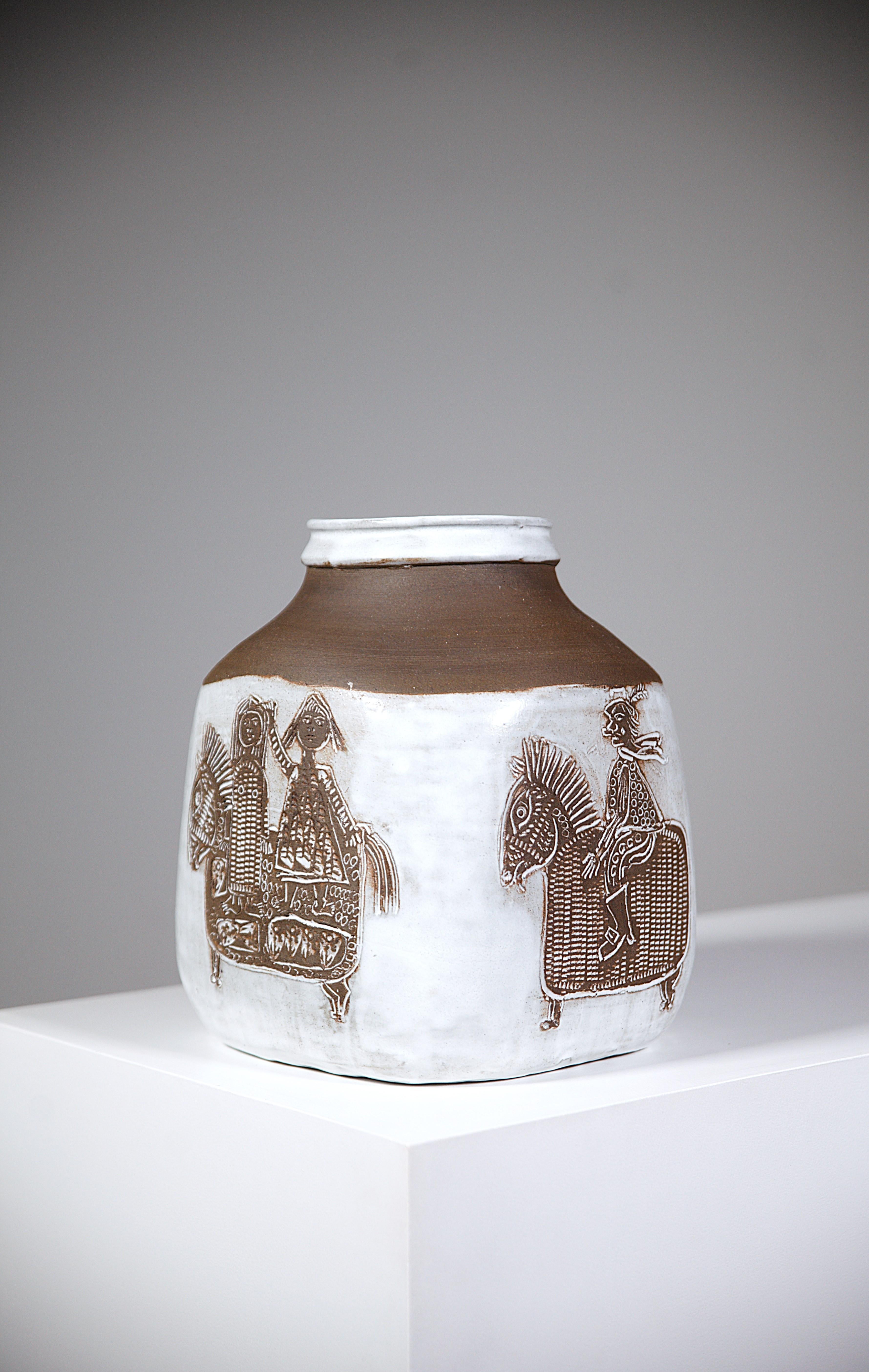 Un raro vaso in ceramica di Albert Thiry Vallauris Francia anni '70.

Molto bello il disegno scarificato su ogni lato del vaso.

Imponente per le sue dimensioni: 25 X 25!!!

Firmato sotto.

Ottime condizioni.