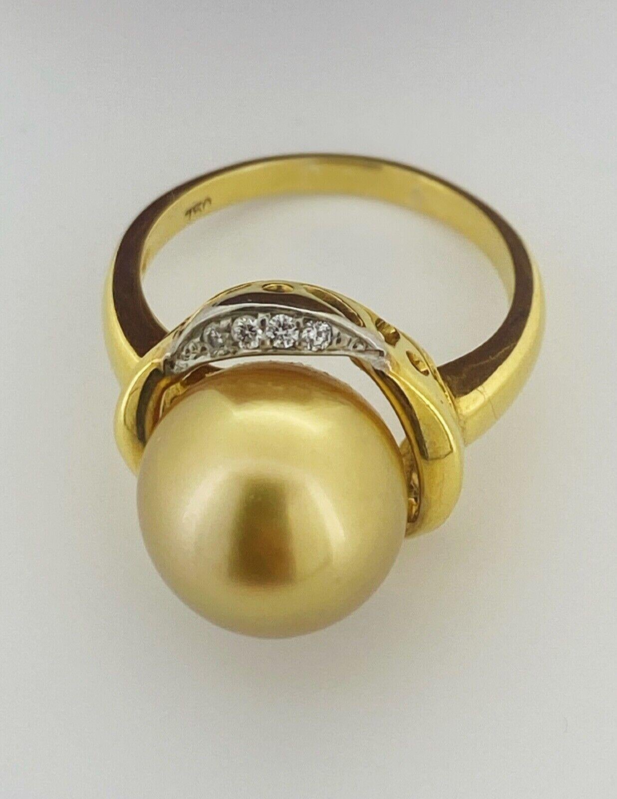 Dieser exquisite Cocktail-Ring ist 
mittig besetzt mit halbrunder Südsee-Zuchtperle
von atemberaubend strahlender, natürlich goldener Farbe - 
selten gesehen, begehrt und gesucht;
mit einem sehr hohen, spiegelnden Glanz
(einer der wichtigsten