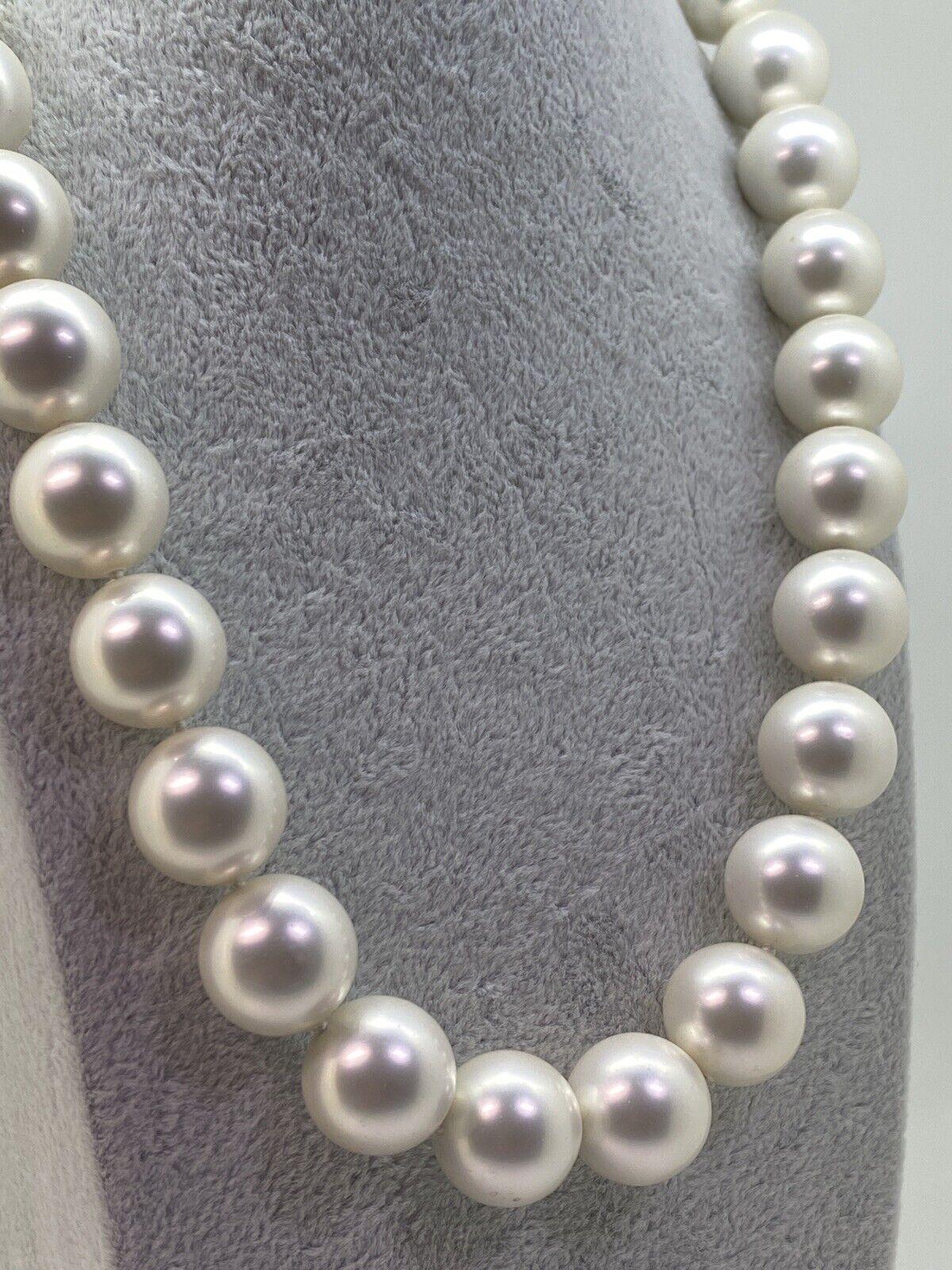 Un'impressionante collana di perle di moda fatte dall'uomo da 16 mm. Stile Jackie Onassis. 1