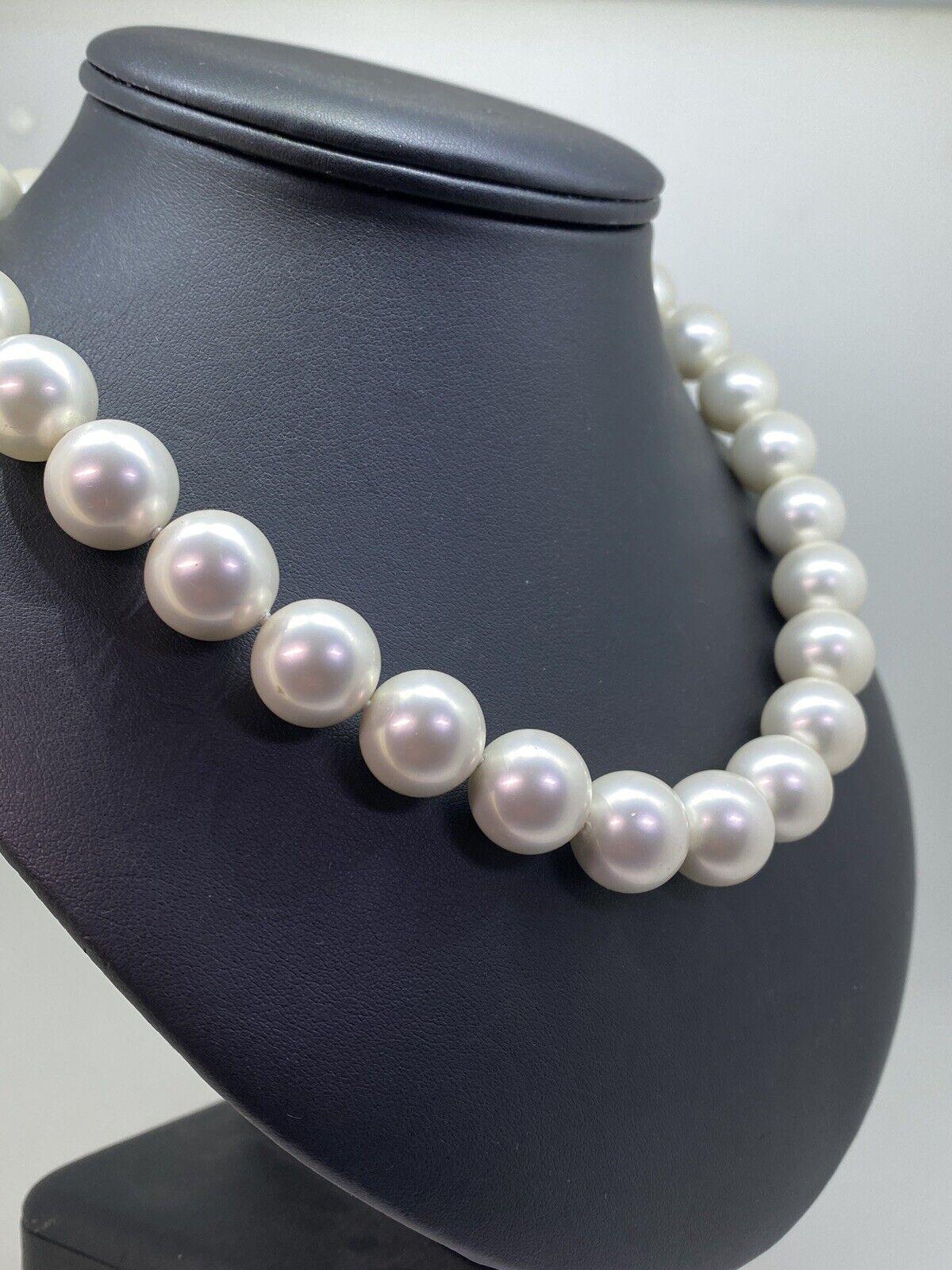 Un'impressionante collana di perle di moda fatte dall'uomo da 16 mm. Stile Jackie Onassis. 2