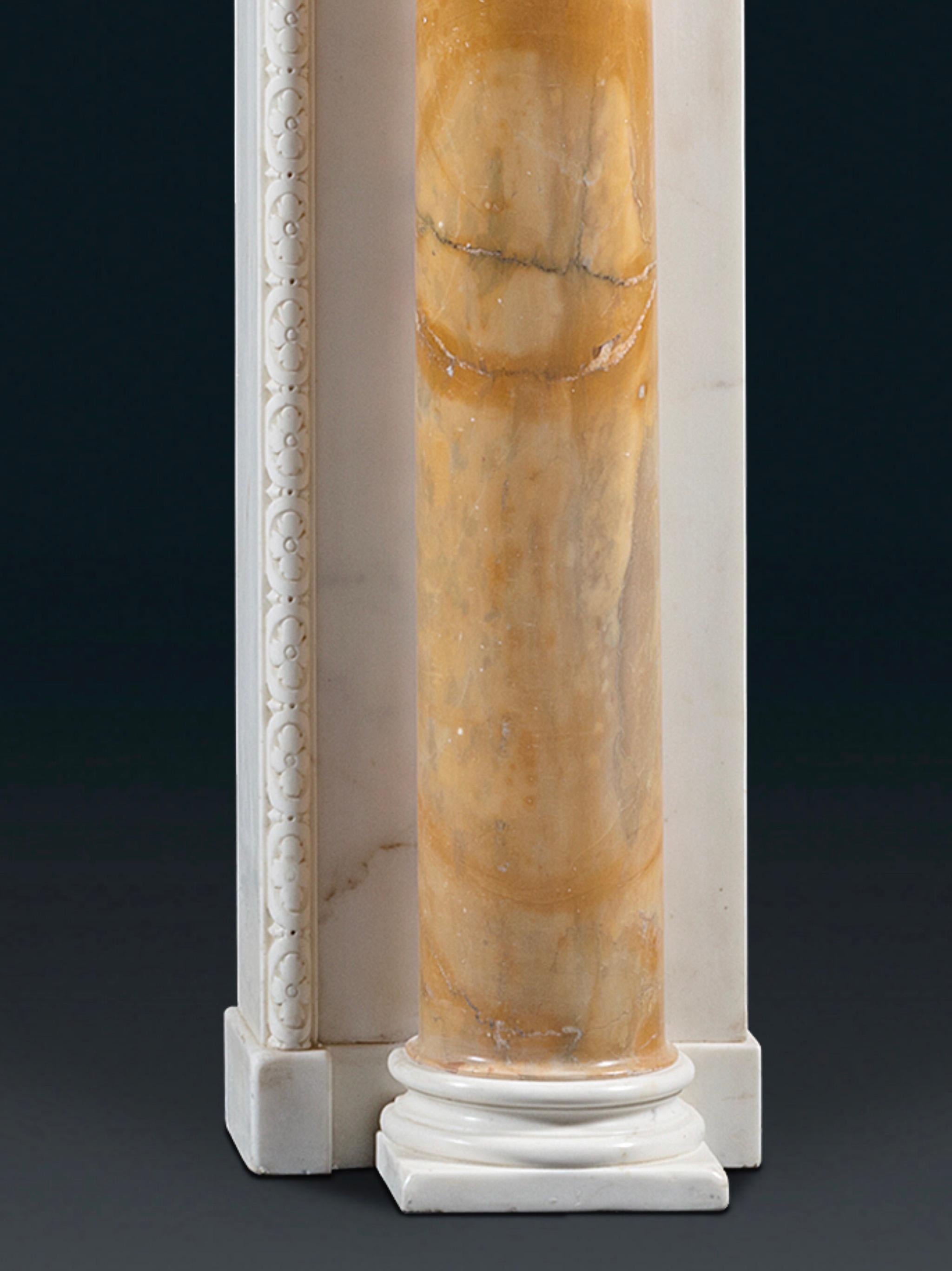 Una impresionante chimenea de estilo paladiano del siglo XVIII en mármol estatuario y jaspe Piedra preciosa en venta