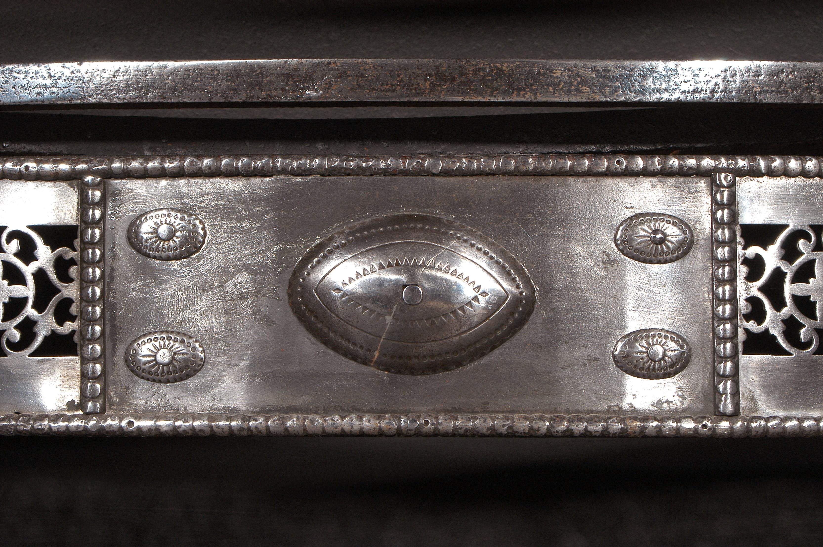 Impressionnante grille de cheminée anglaise en acier poli du 19ème siècle Bon état - En vente à London, GB