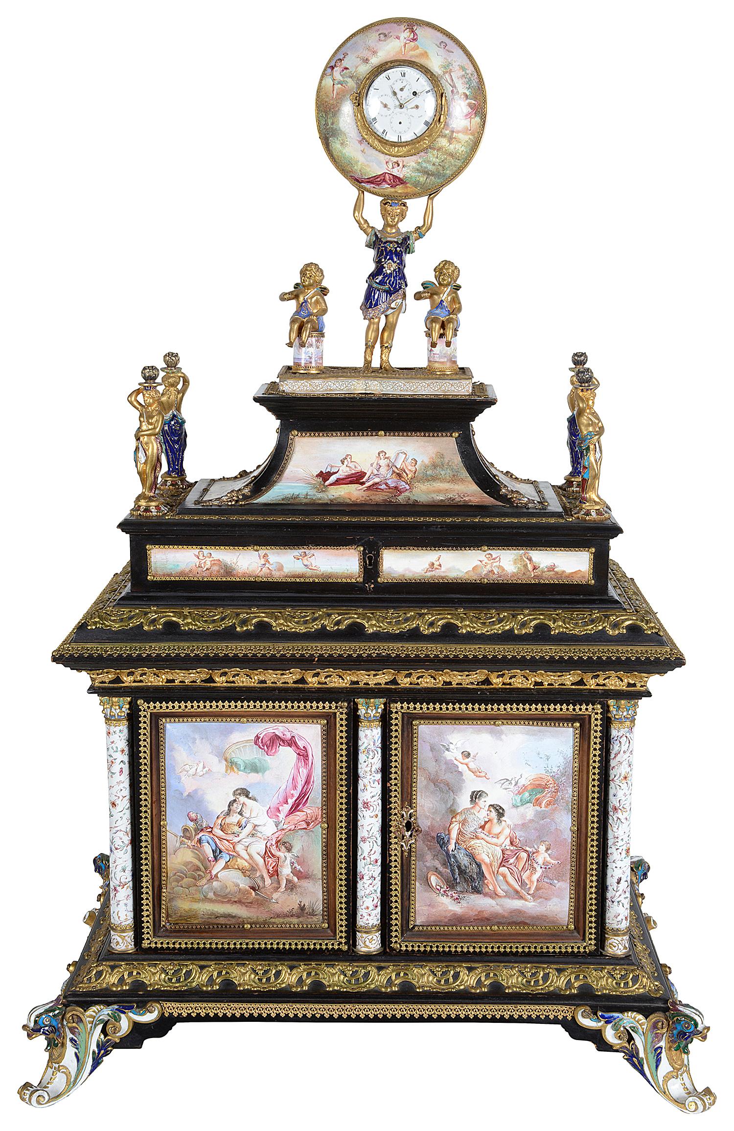 Ein sehr beeindruckender Wiener Emaille-Tischschrank aus dem 19. Jahrhundert mit vergoldeten, mit Ormolu verkleideten Jungfrauen, die zwei Putten und eine Figur, die ein Uhrengehäuse trägt, umgeben.
Um den Schrank herum sind Emailtafeln angebracht,
