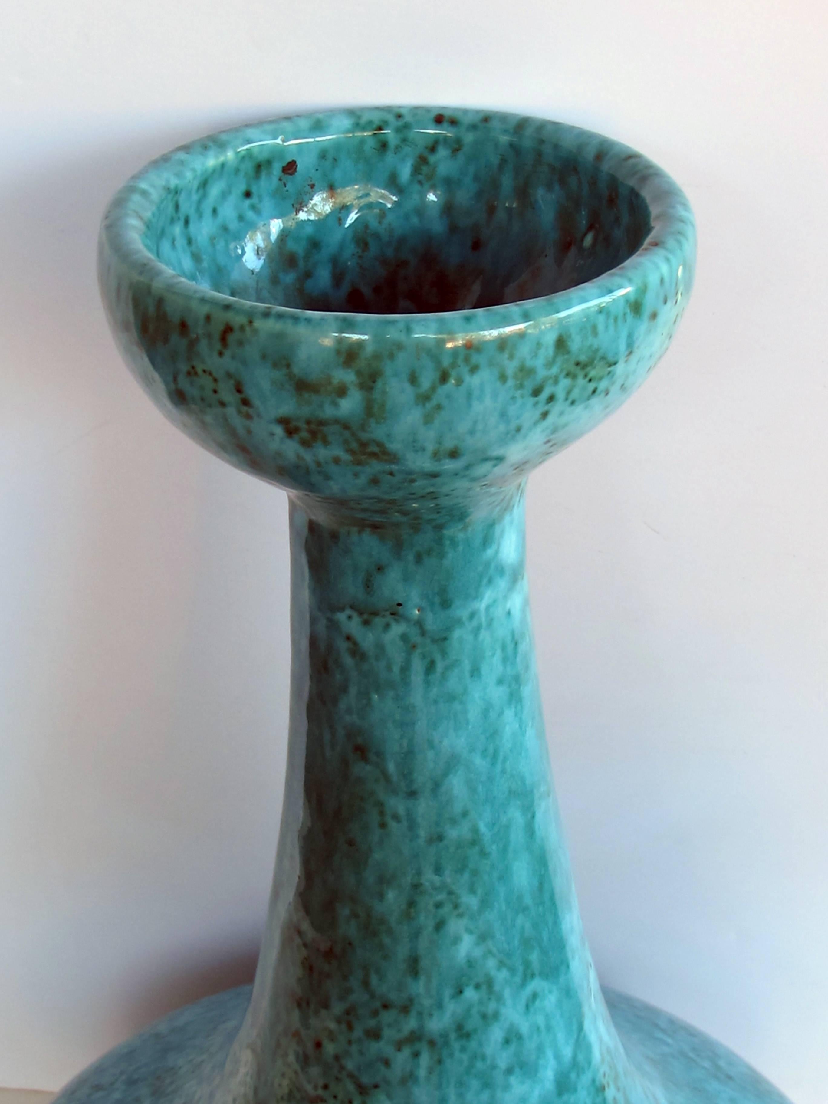 Américain Impressionnant vase américain en forme de bouteille en poterie jaru vernissée sarcelle des années 1960 en vente