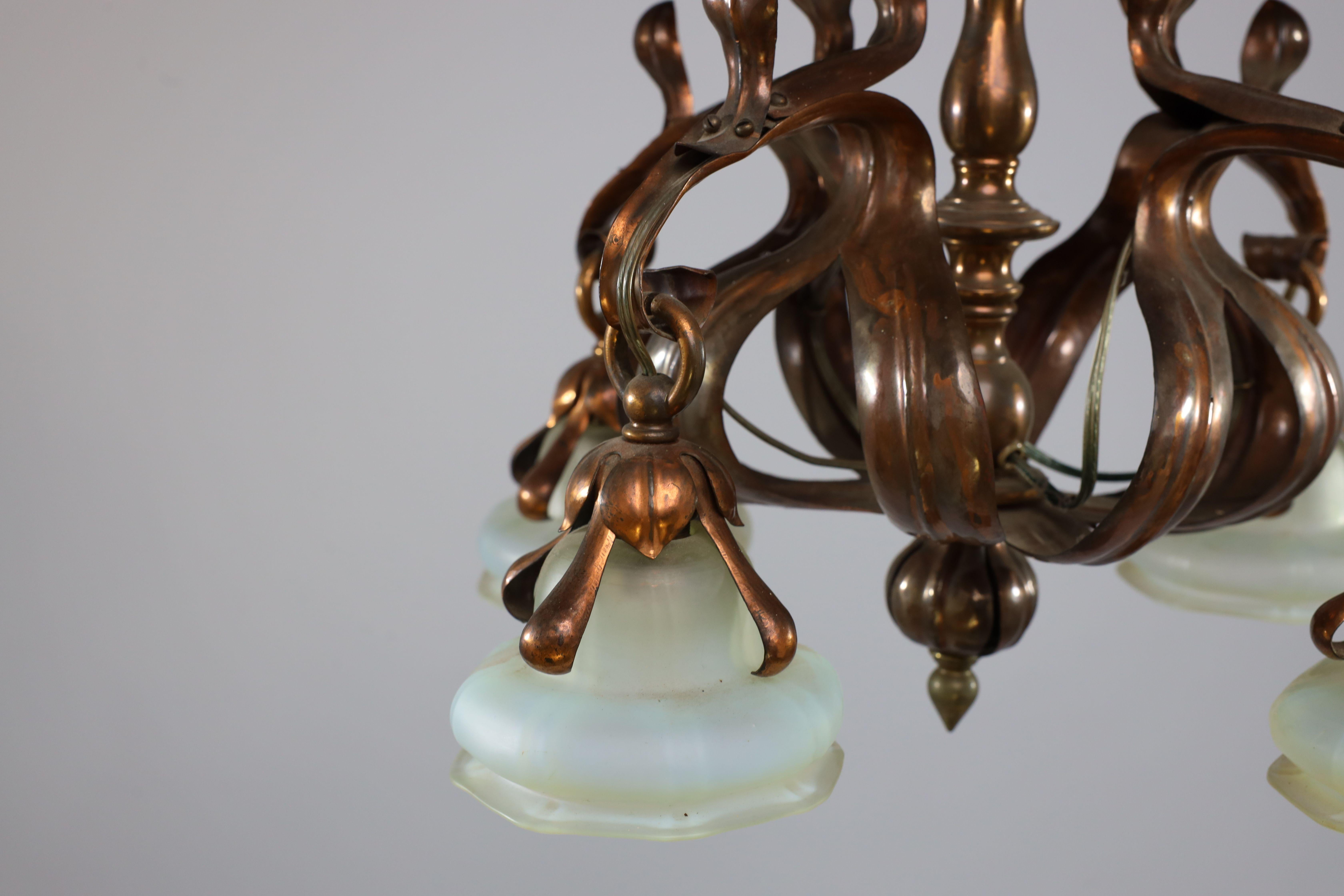 Un imponente lampadario in rame Arts and Crafts con paralumi originali in vaselina in vendita 4