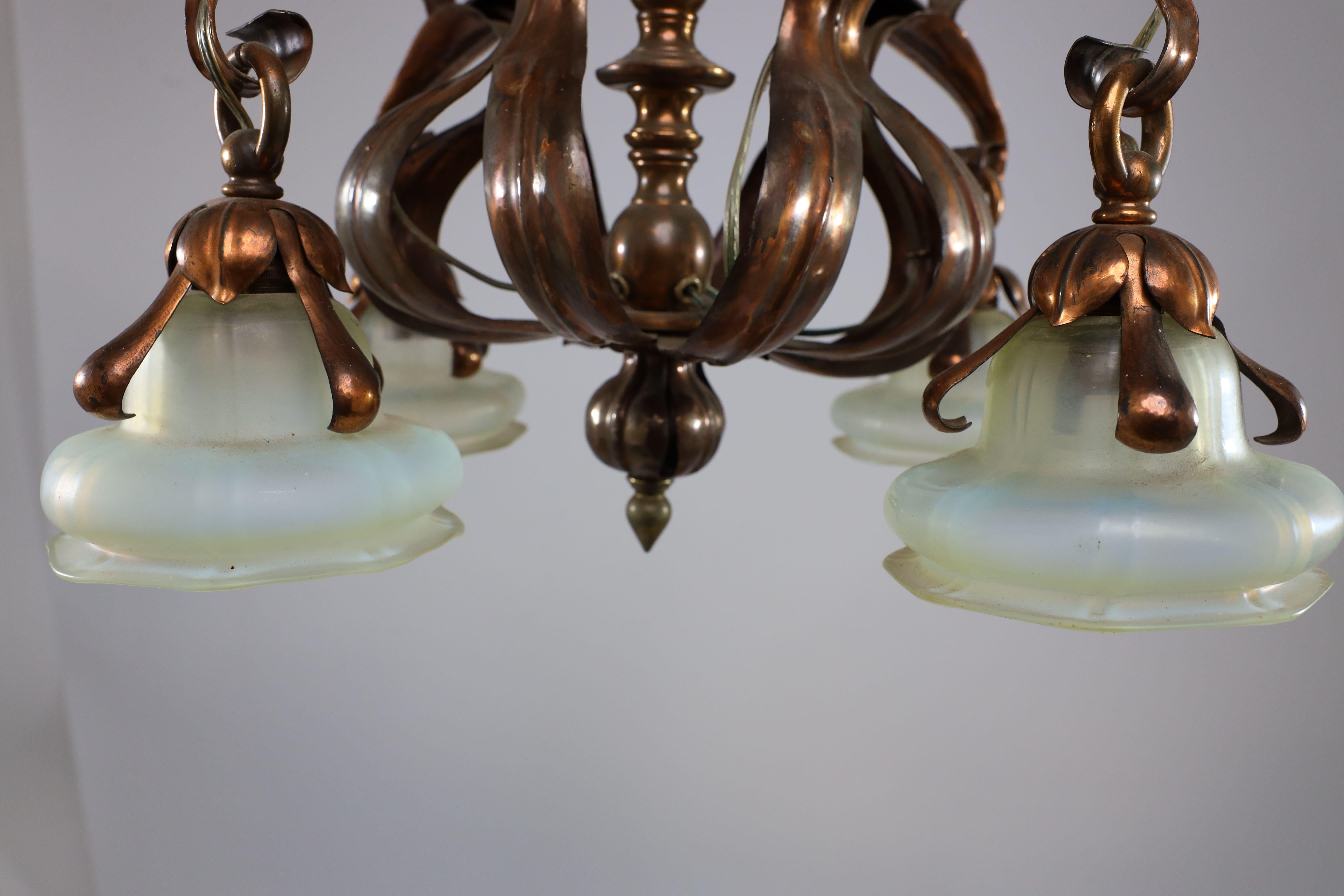 Un imponente lampadario in rame Arts and Crafts con paralumi originali in vaselina in vendita 5