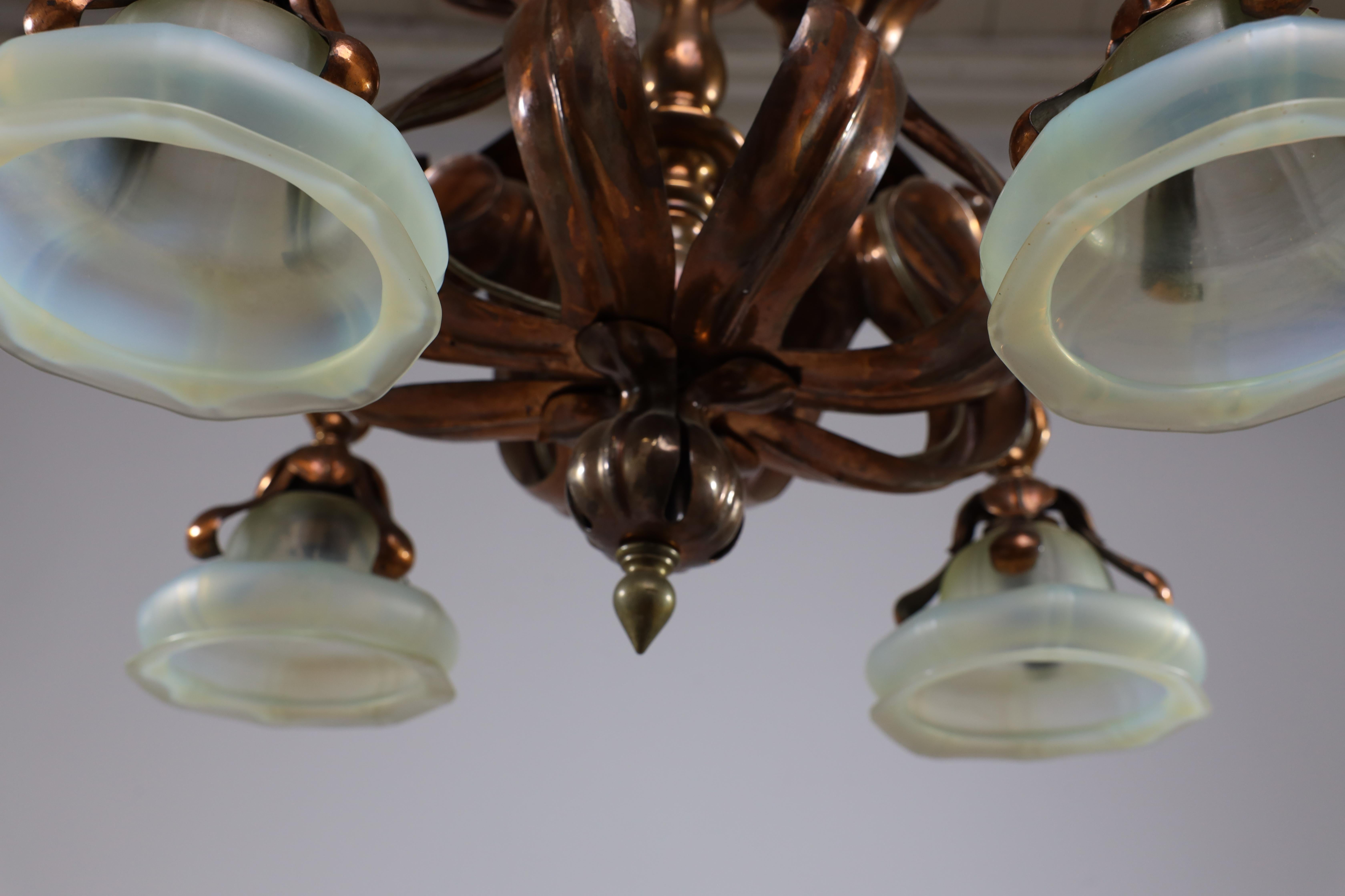 Un imponente lampadario in rame Arts and Crafts con paralumi originali in vaselina in vendita 6