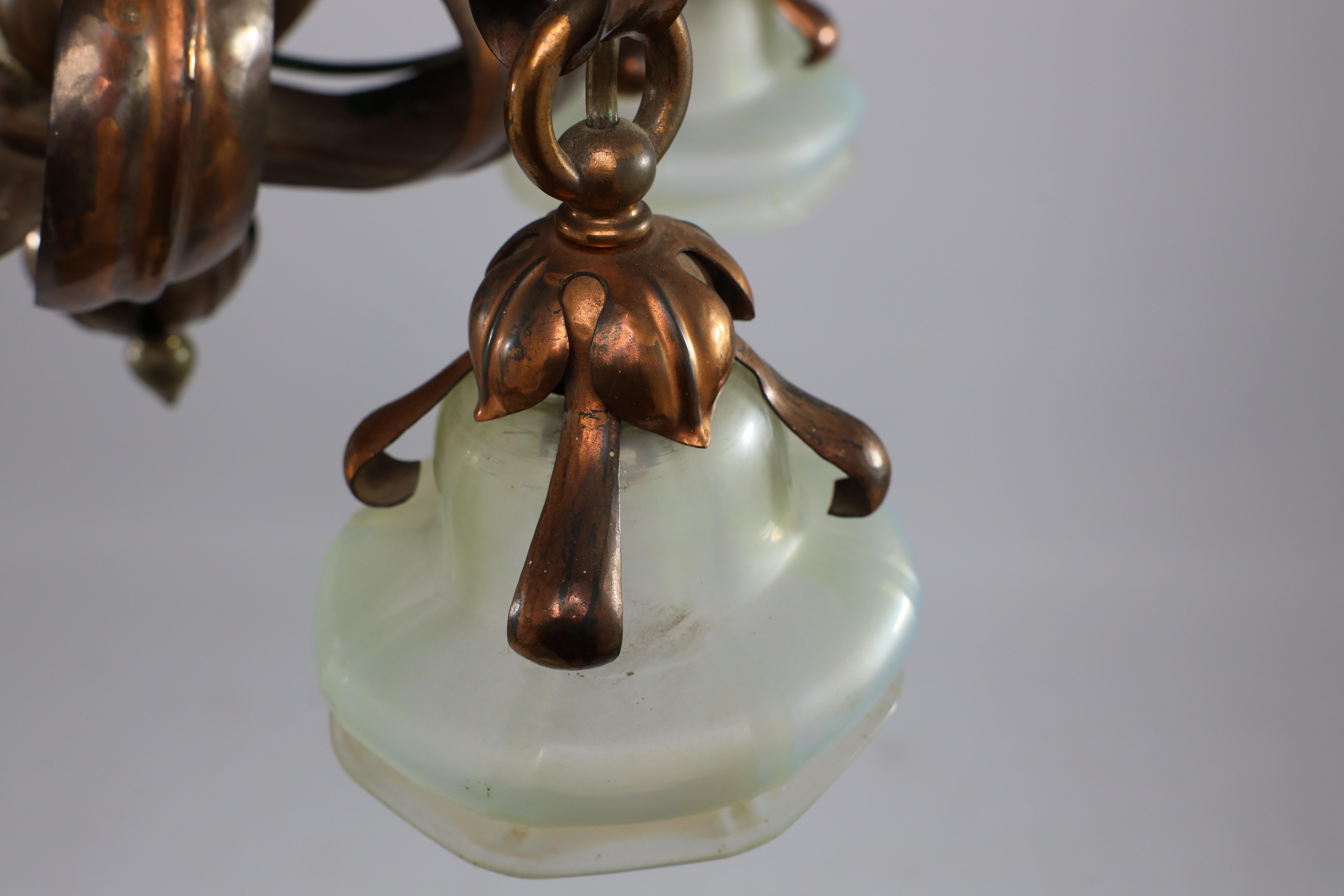 Un imponente lampadario in rame Arts and Crafts con paralumi originali in vaselina in vendita 8