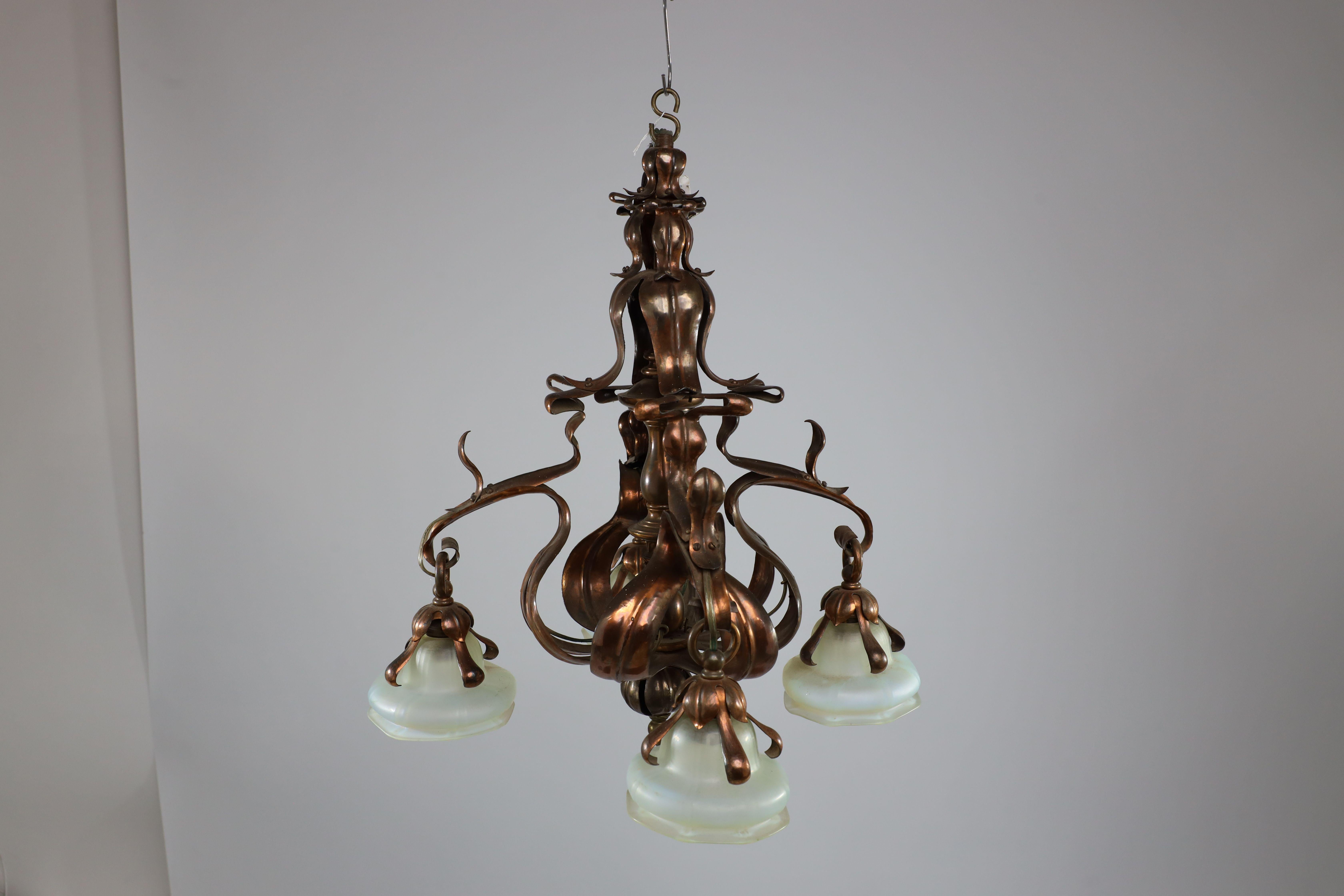 Un imponente lampadario in rame di Decorative Crafts con decorazioni di foglie intrecciate e boccioli floreali, fornito con il set originale di quattro paralumi in vaselina. Dal pezzo appeso al paralume più basso: 21 pollici. Larghezza da paralume a