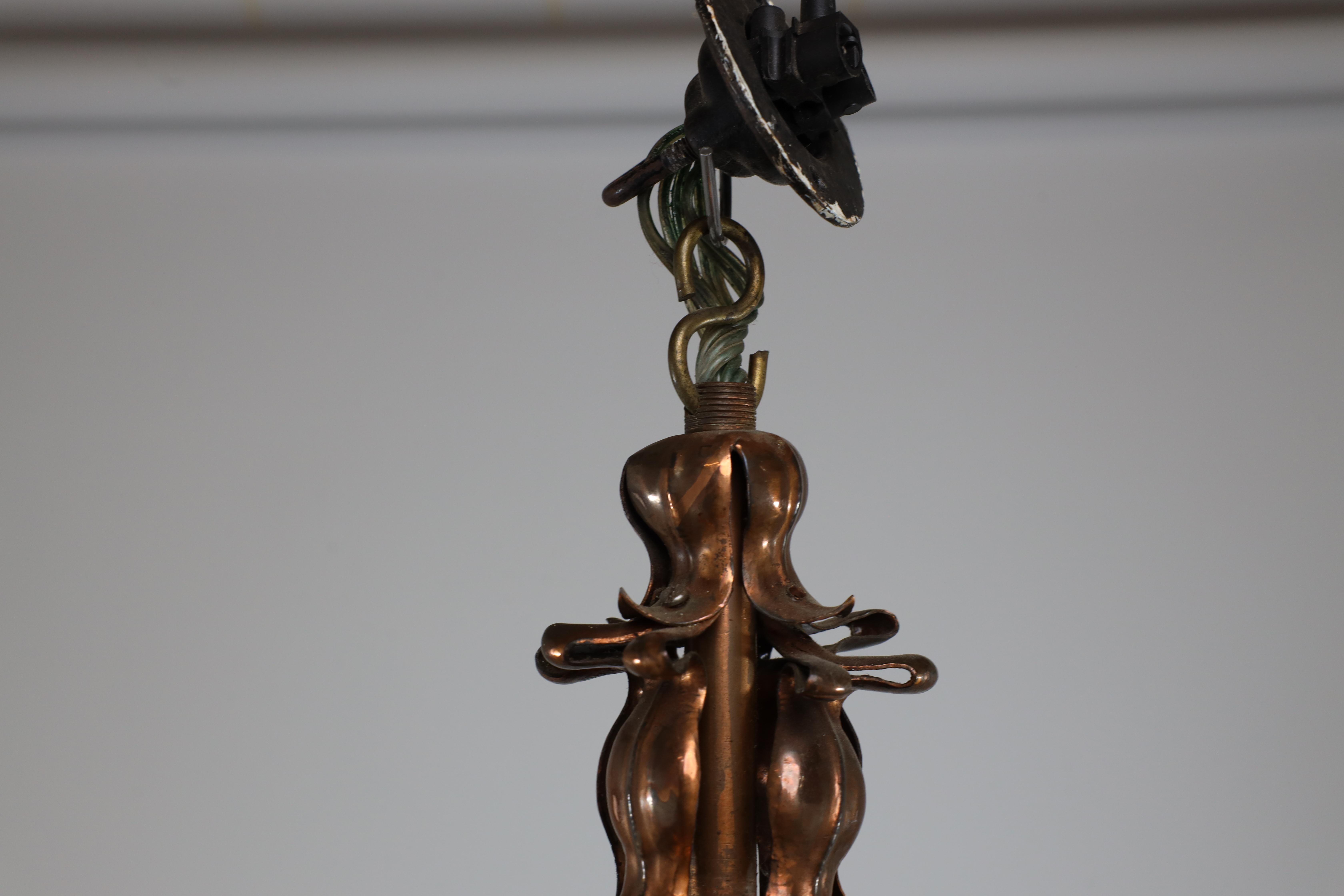 Un imponente lampadario in rame Arts and Crafts con paralumi originali in vaselina in vendita 14