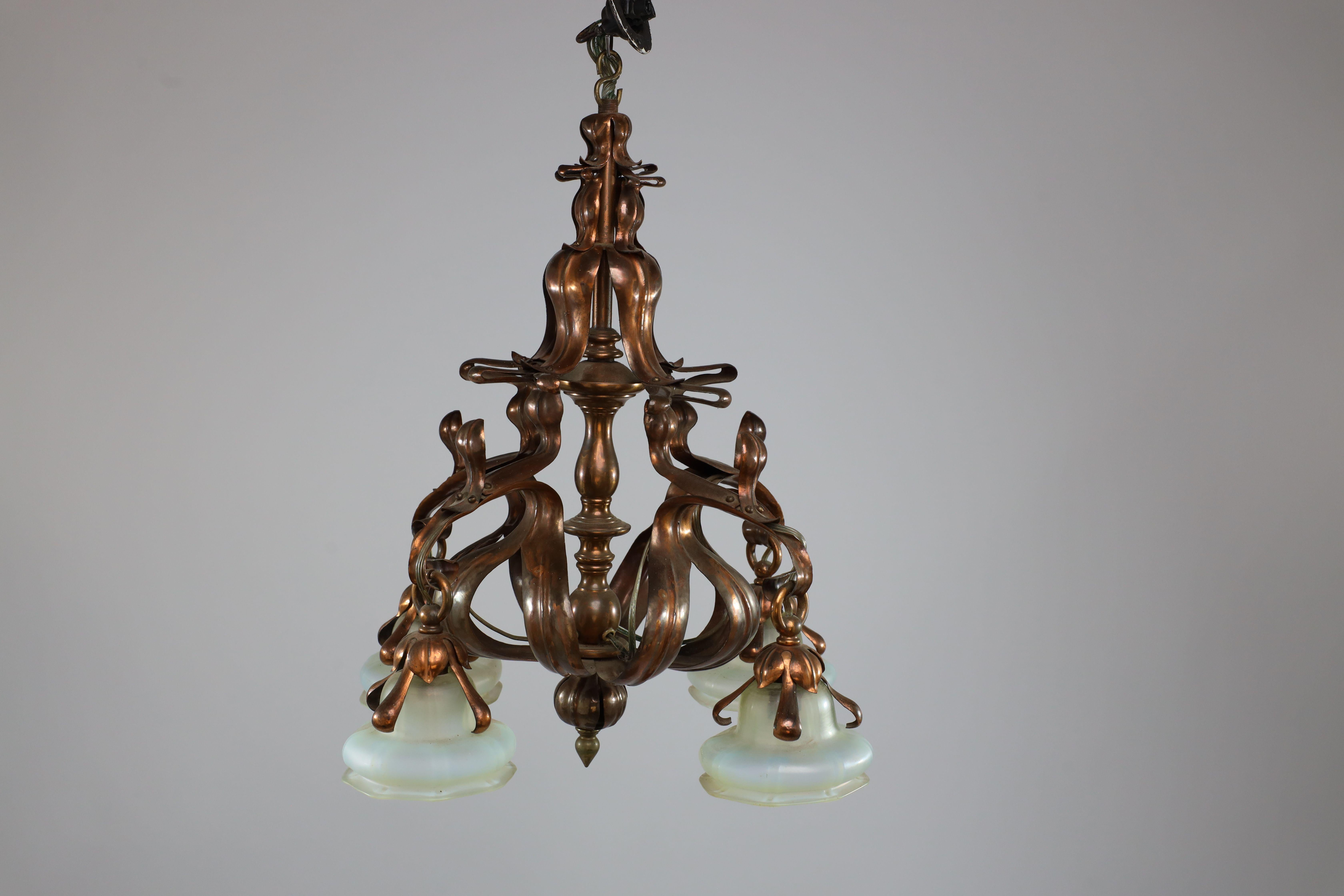 Inglese Un imponente lampadario in rame Arts and Crafts con paralumi originali in vaselina in vendita