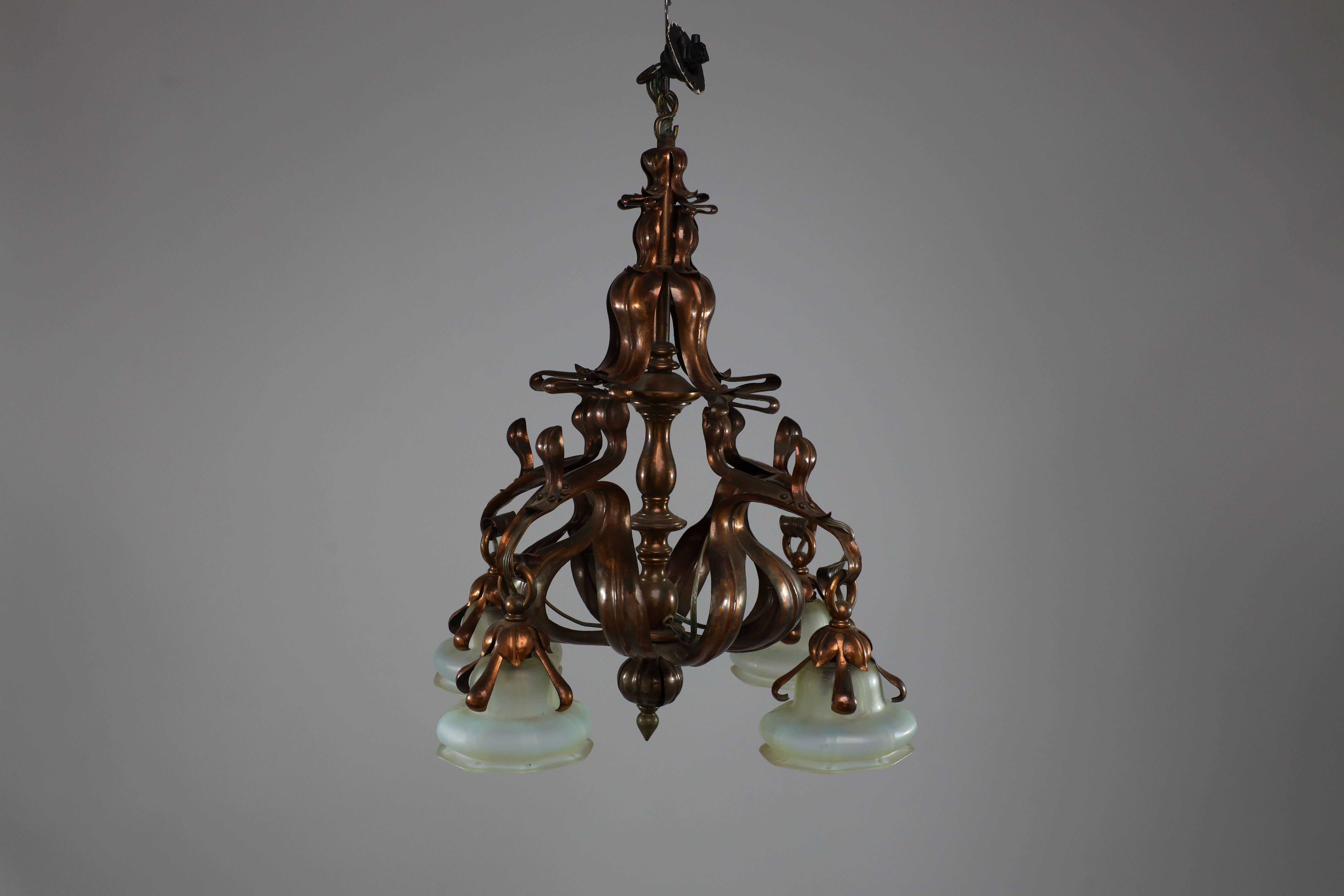 Un imponente lampadario in rame Arts and Crafts con paralumi originali in vaselina In condizioni buone in vendita a London, GB