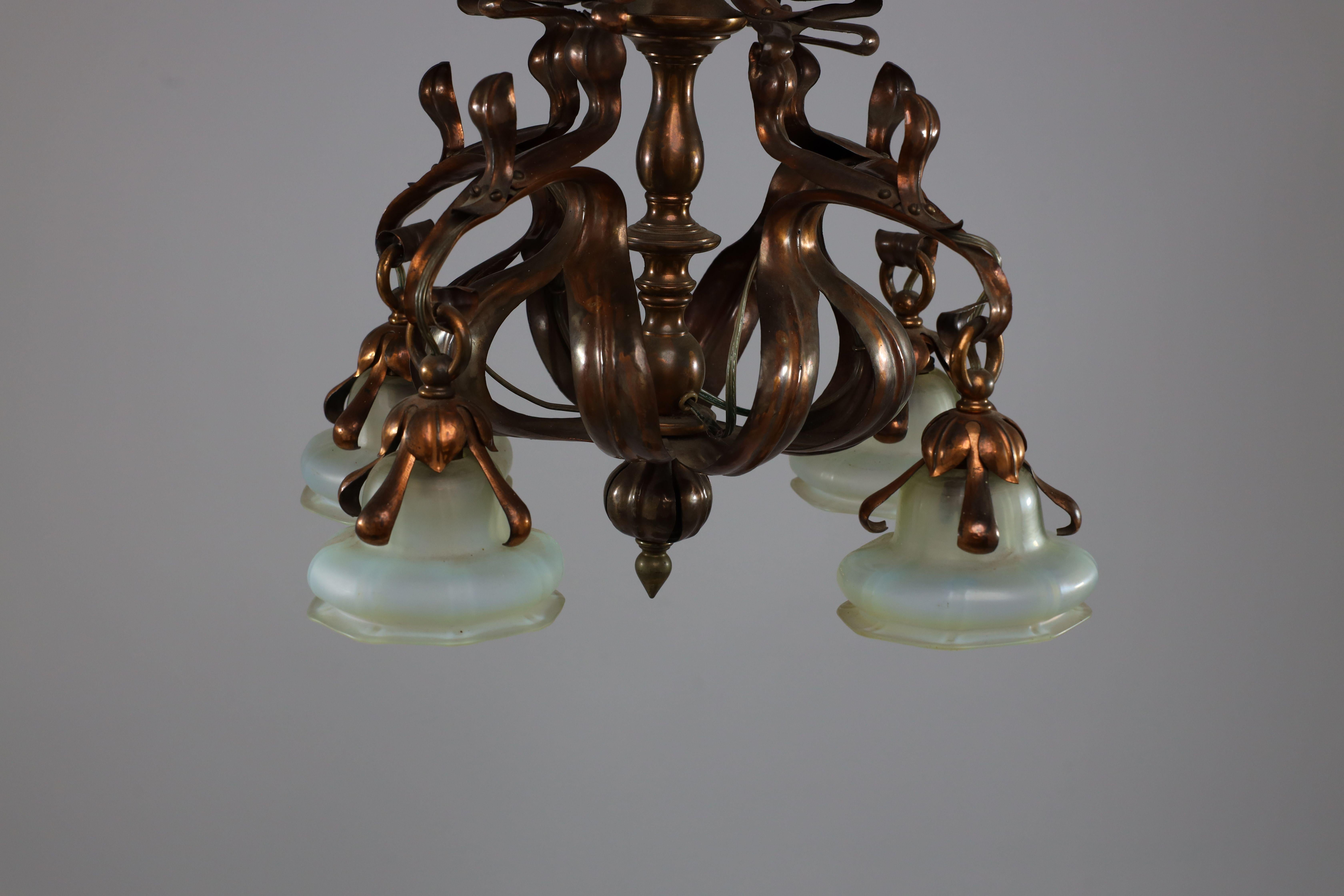 Inizio XX secolo Un imponente lampadario in rame Arts and Crafts con paralumi originali in vaselina in vendita