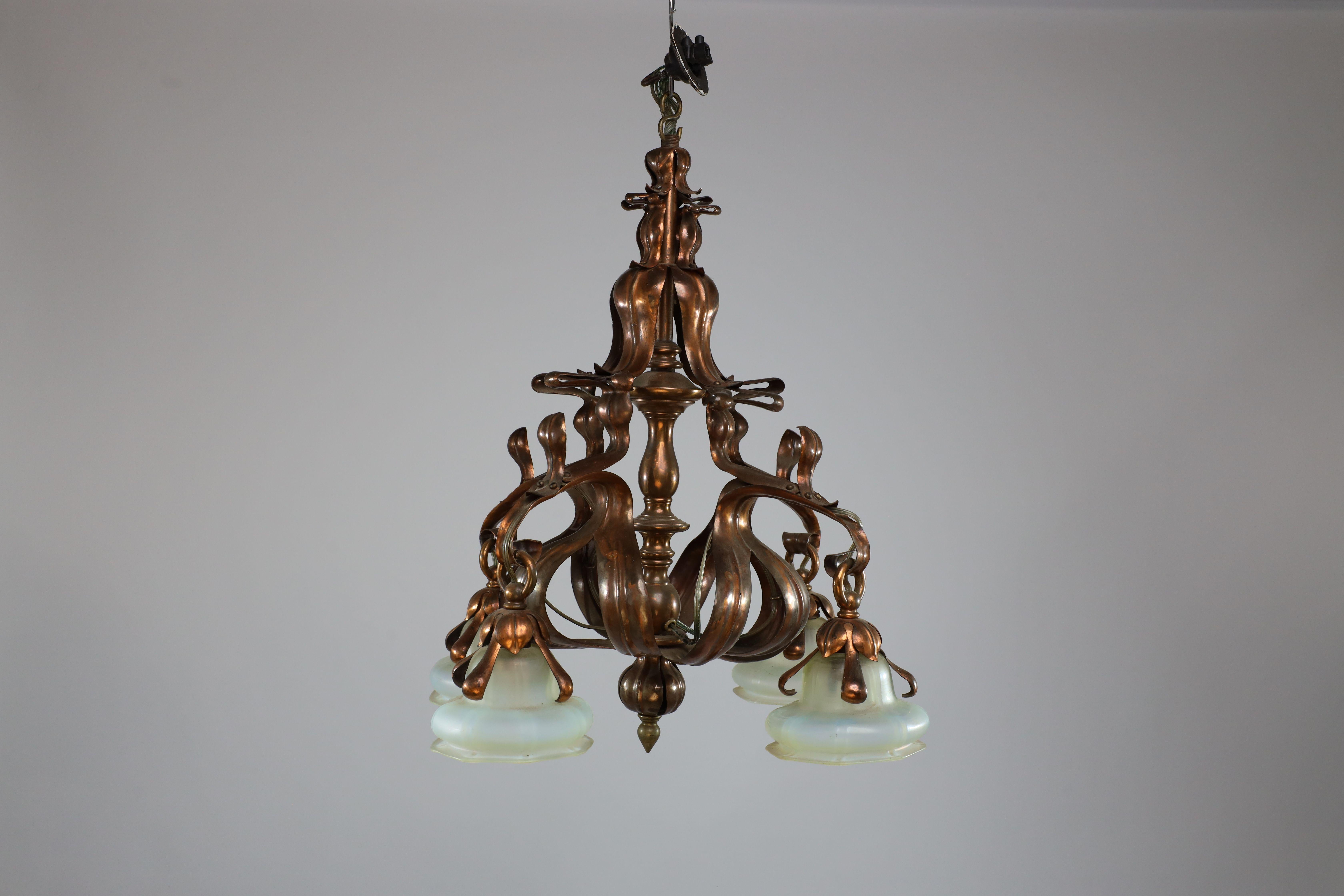 Rame Un imponente lampadario in rame Arts and Crafts con paralumi originali in vaselina in vendita