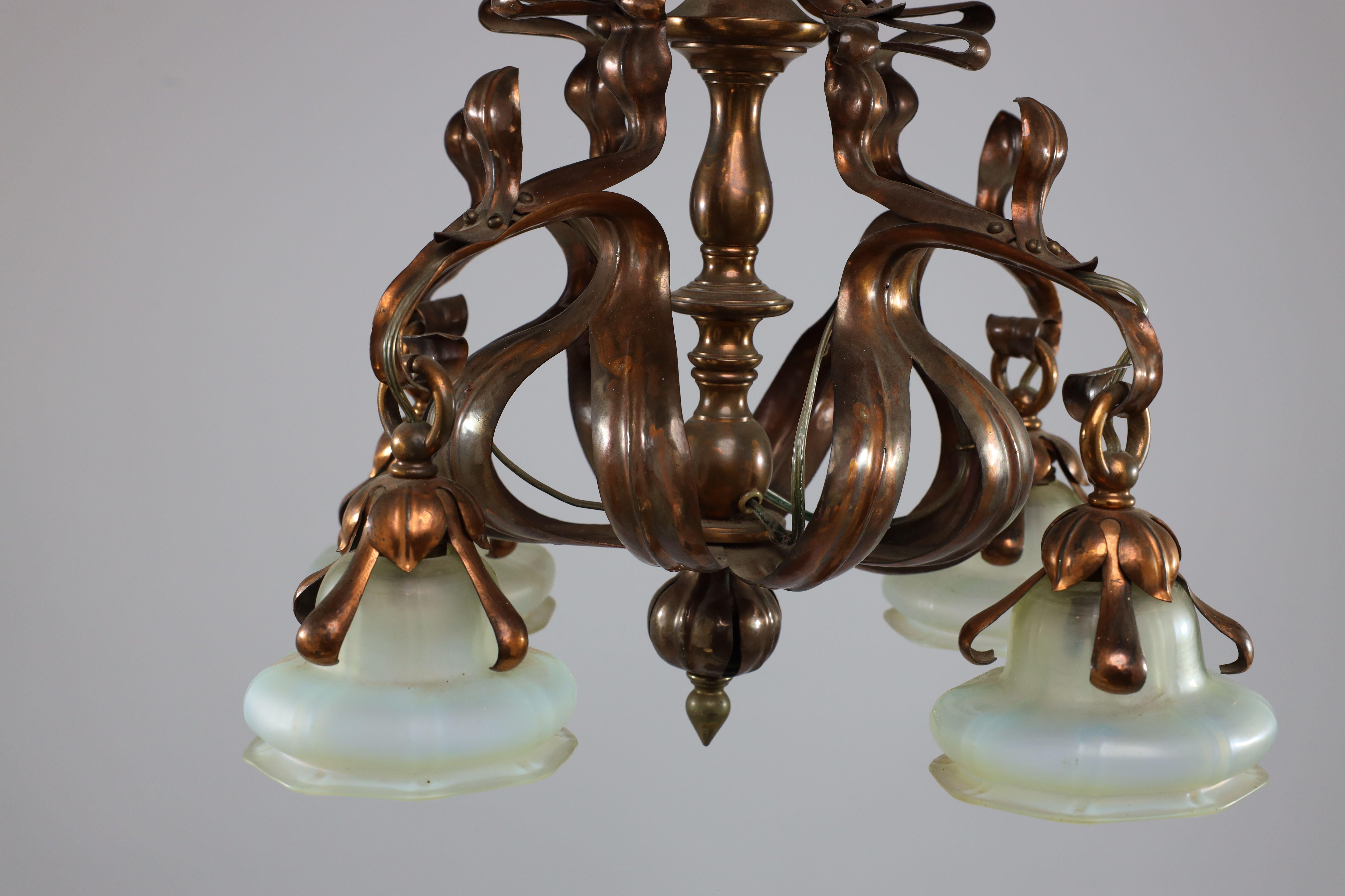 Un imponente lampadario in rame Arts and Crafts con paralumi originali in vaselina in vendita 1