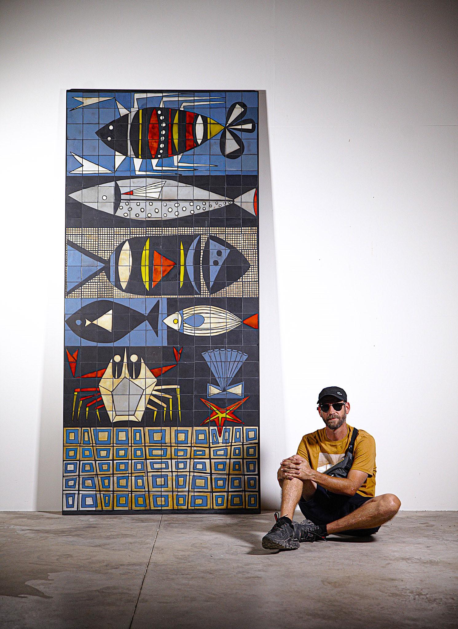 Eine beeindruckende keramische Wanddekoration von Roger Capron Vallauris Frankreich 1950er Jahre

Provenienz:  Ehemalige Fassade eines Fischmarktes in Aurillac, Frankreich.

Attraktive Keramikplatte mit Meeresmotiv und stilisierten Fischen.

Die