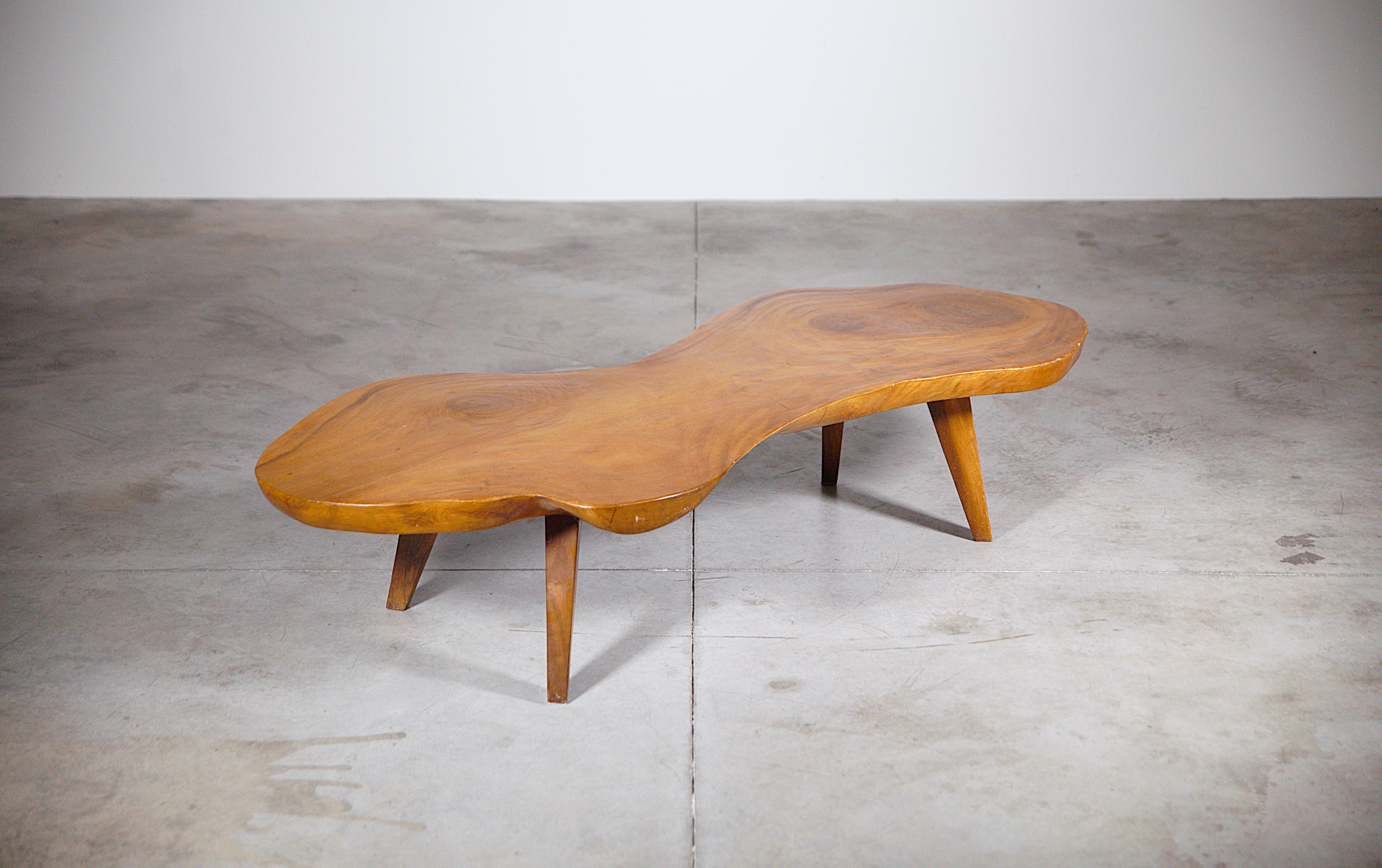 Impressionnante table basse de forme organique Brésil 1950.

Très belle pièce de bois de forme libre.

Les pieds de la table sont fabriqués dans le même bois que le plateau.

Belle patine.

Fabriqué sur commande au Brésil dans les années 1950 et
