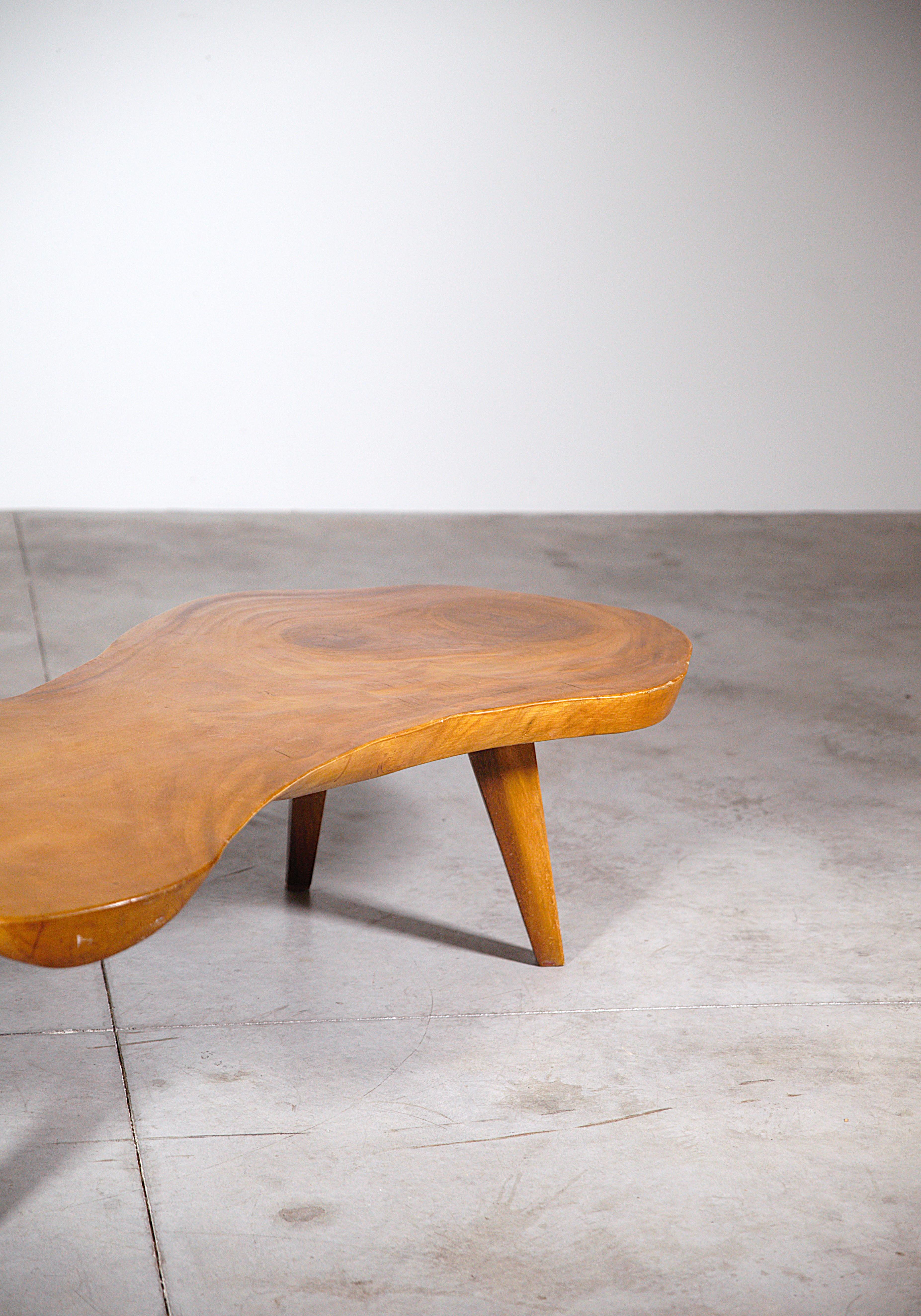 Bois Impressionnante table basse de forme organique Brésil 1950 en vente