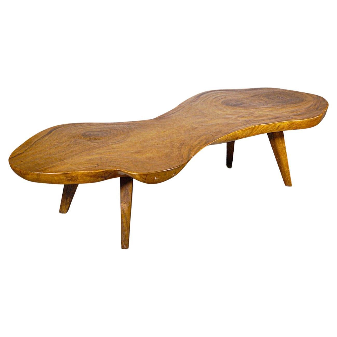 Impressionnante table basse de forme organique Brésil 1950