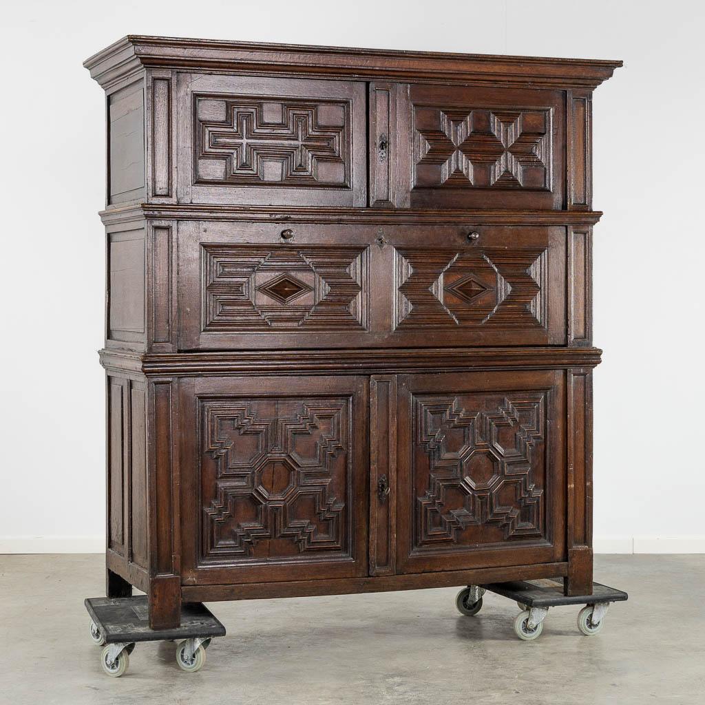 An impressive early 18th century Dutch oak geometric kussen cabinet with integral secretaire

Anonymous
Belgium or Southwestern Netherlands; probably first quarter of the 18th century
Oak, Brass, Iron

Approximate size: 64.5 (w) x 70 (h) x 26 (d)