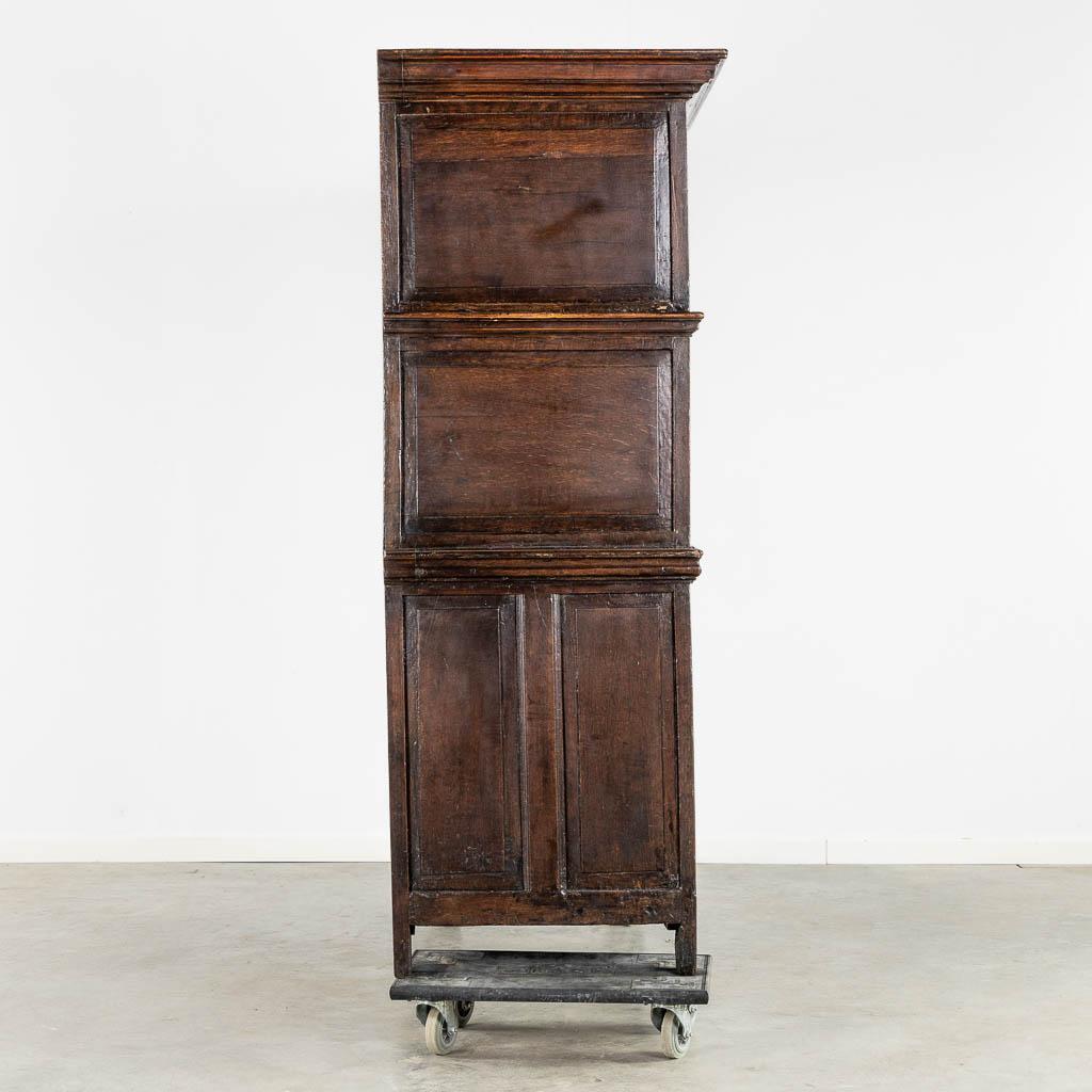 An impressive early 18th century Dutch oak geometric kussen cabinet with integra In Good Condition For Sale In Leesburg, VA