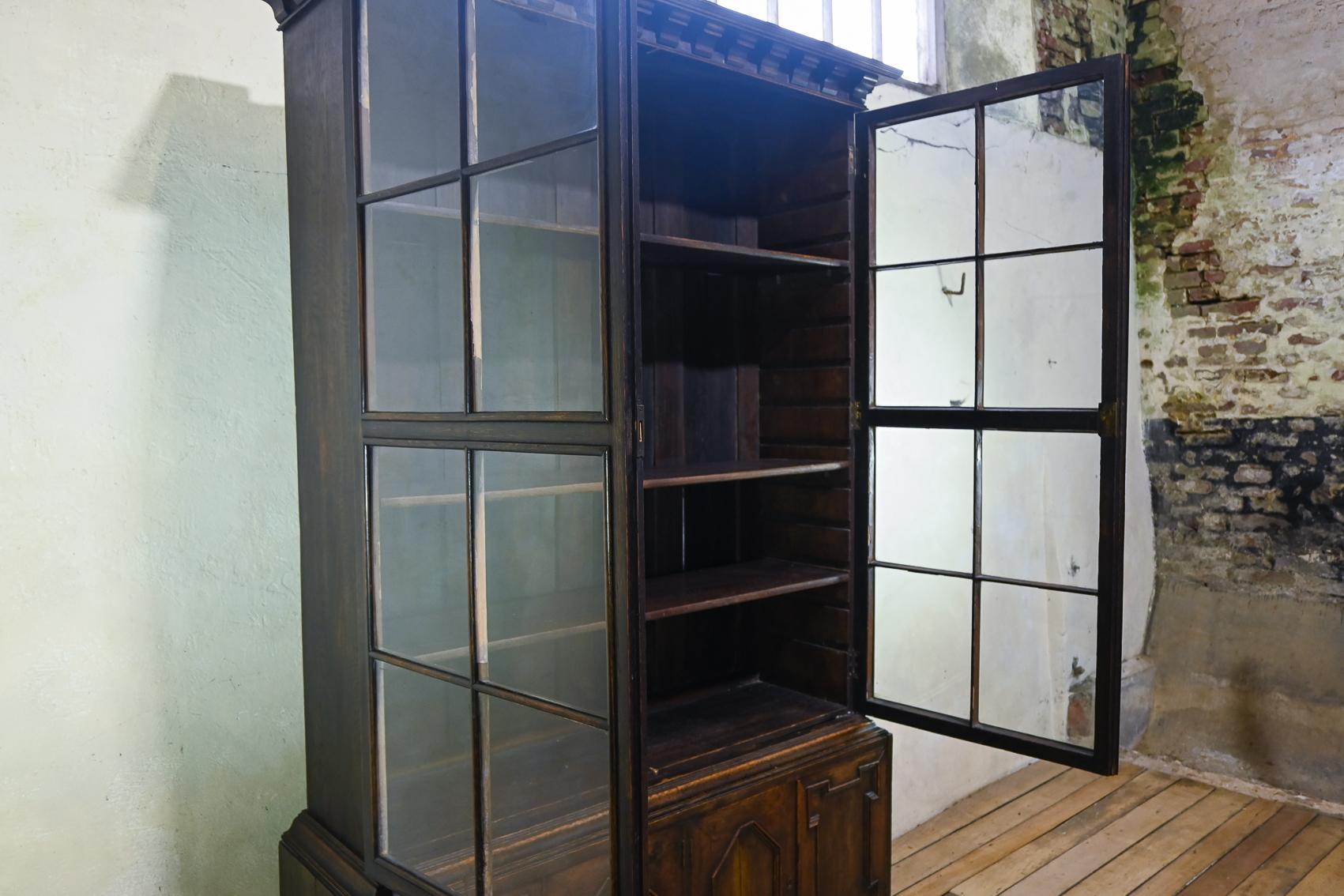 An Early 20th Century Glazed Oak Bookcase - In The Manner Of Samuel Pepys c.1910 For Sale 6