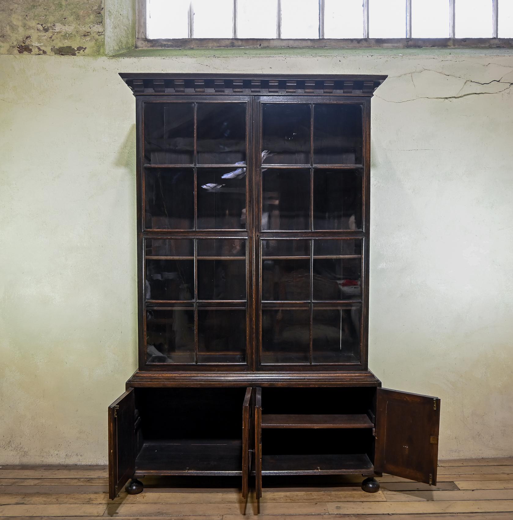 An Early 20th Century Glazed Oak Bookcase - In The Manner Of Samuel Pepys c.1910 For Sale 7