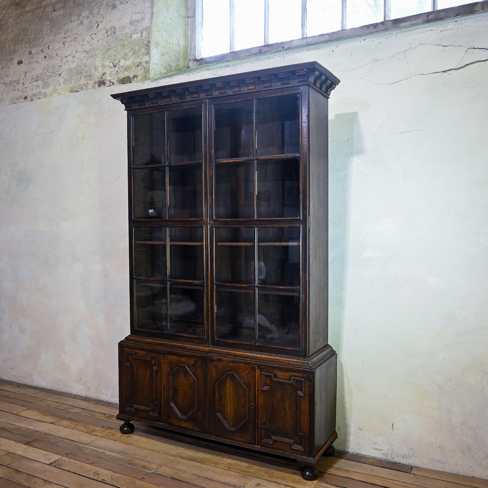 An Early 20th Century Glazed Oak Bookcase - In The Manner Of Samuel Pepys c.1910 In Good Condition For Sale In Basingstoke, Hampshire