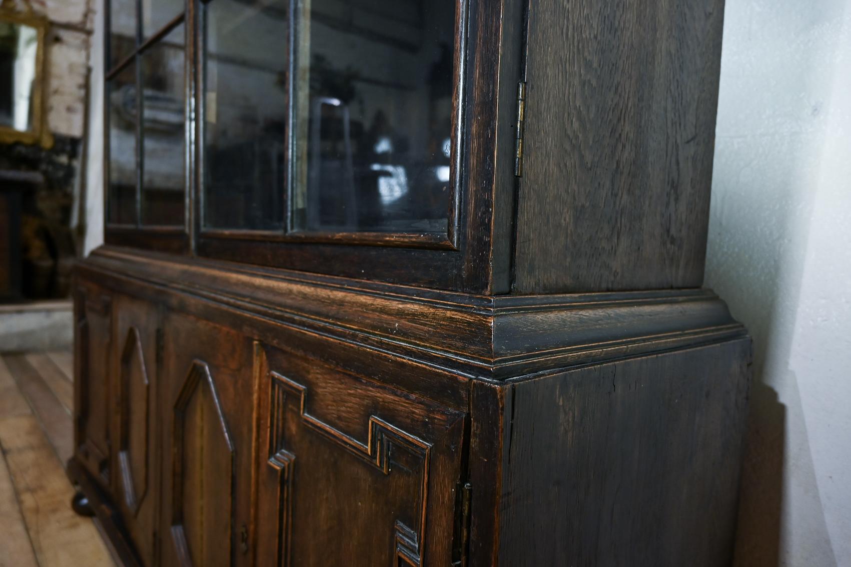 An Early 20th Century Glazed Oak Bookcase - In The Manner Of Samuel Pepys c.1910 For Sale 1