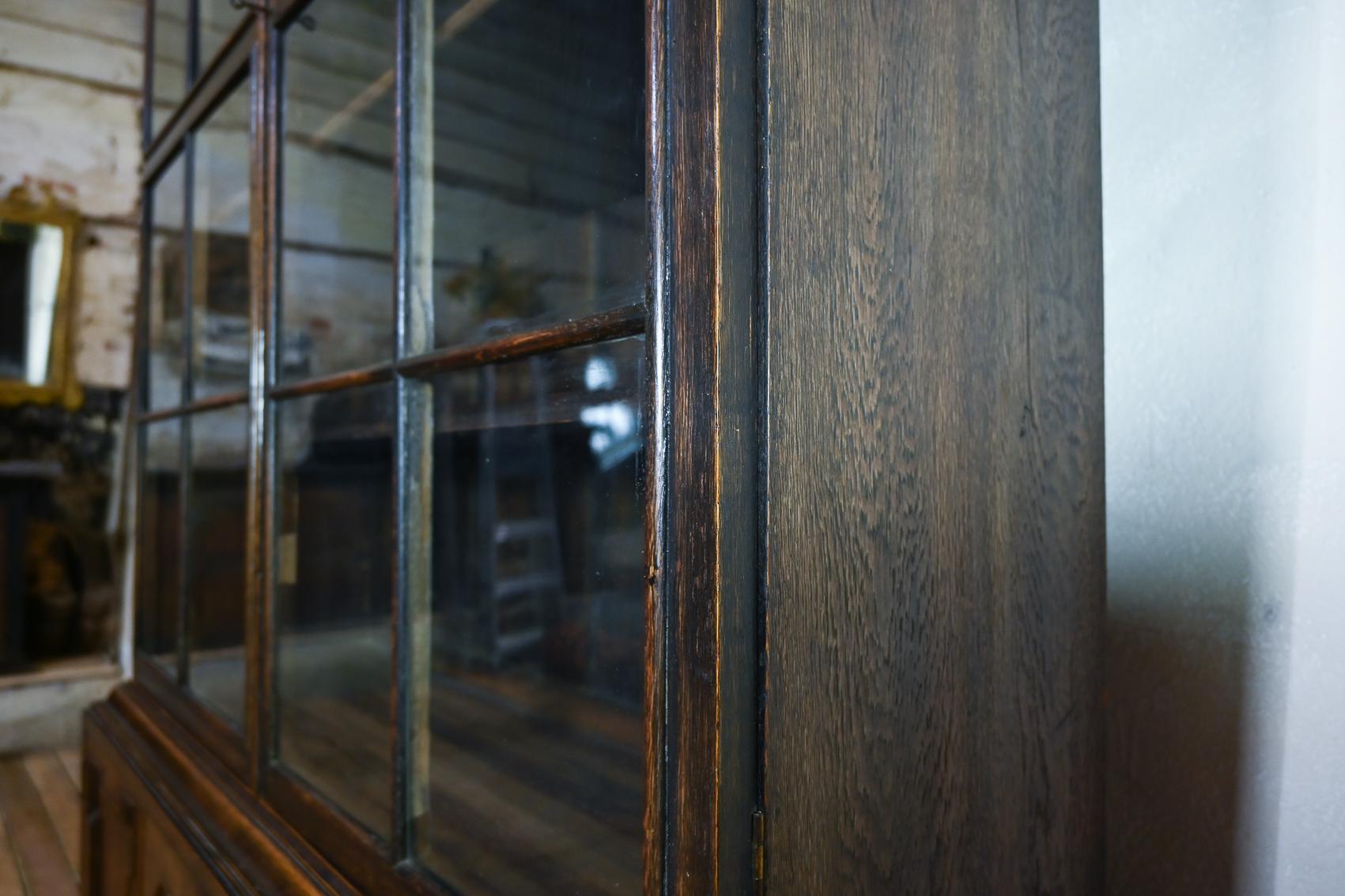 An Early 20th Century Glazed Oak Bookcase - In The Manner Of Samuel Pepys c.1910 For Sale 2