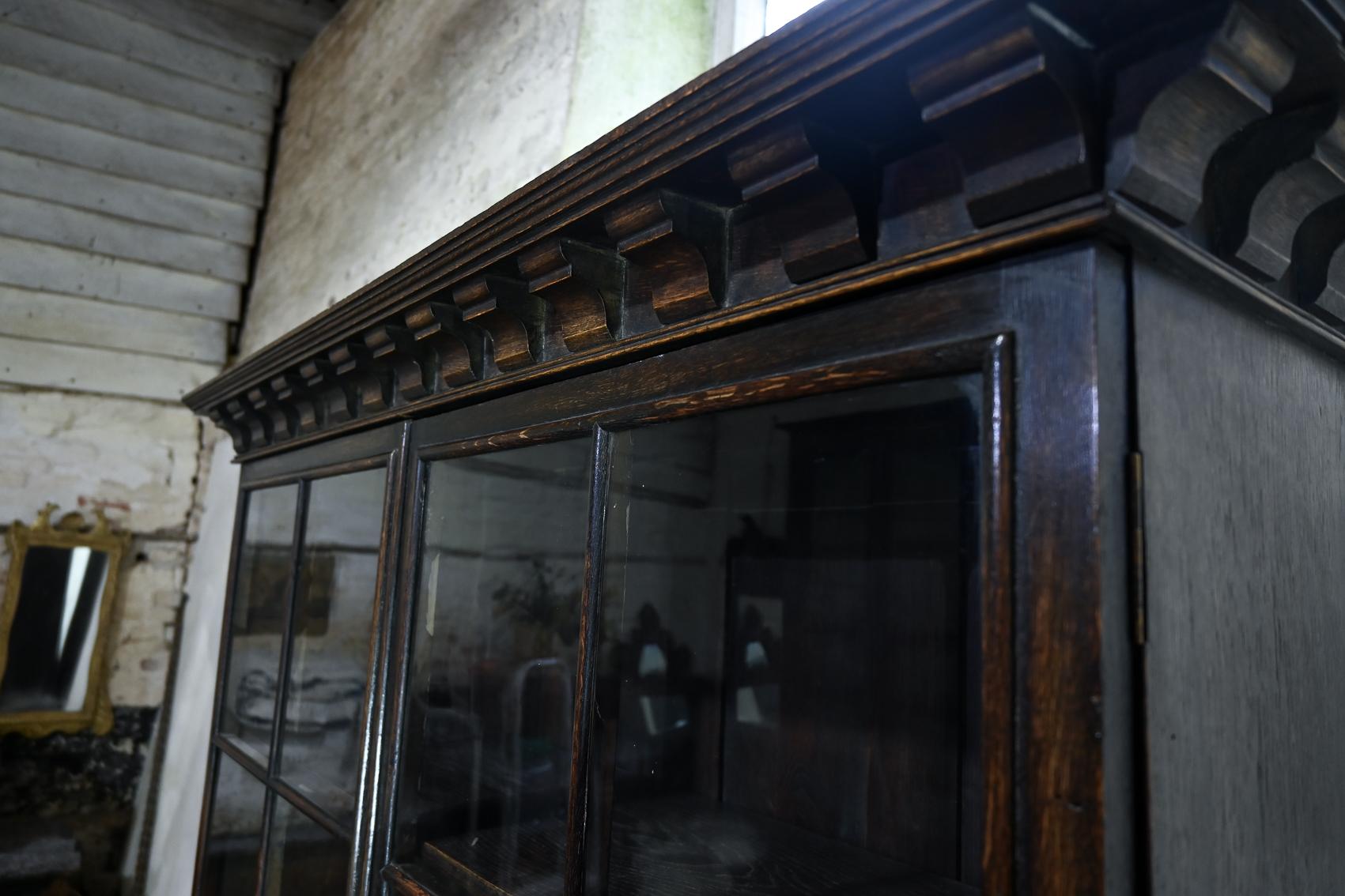 An Early 20th Century Glazed Oak Bookcase - In The Manner Of Samuel Pepys c.1910 For Sale 3