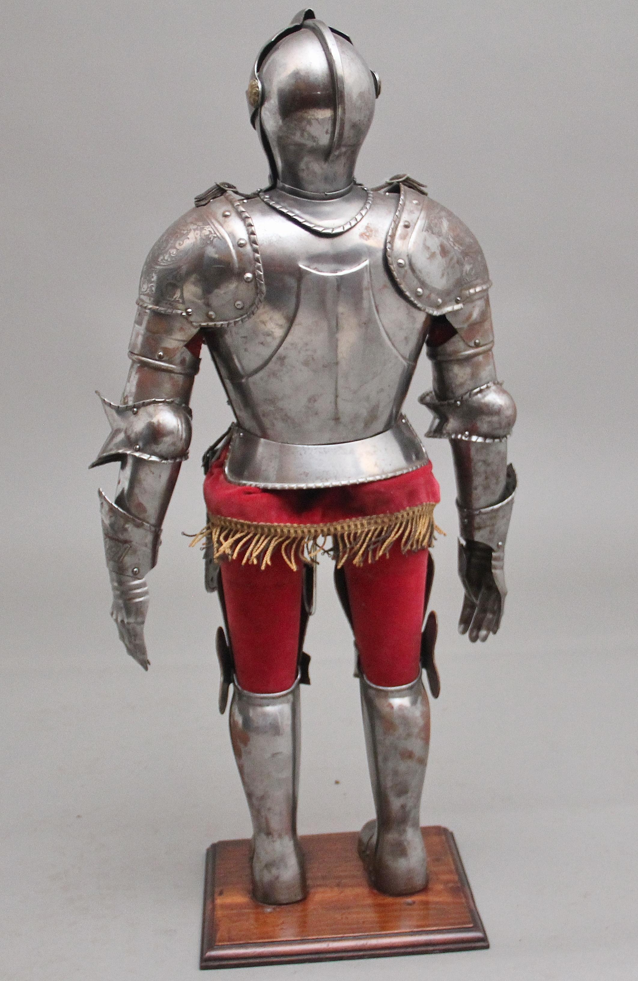 Impressive Early 20th Miniature Suit of Armour In Good Condition For Sale In Martlesham, GB