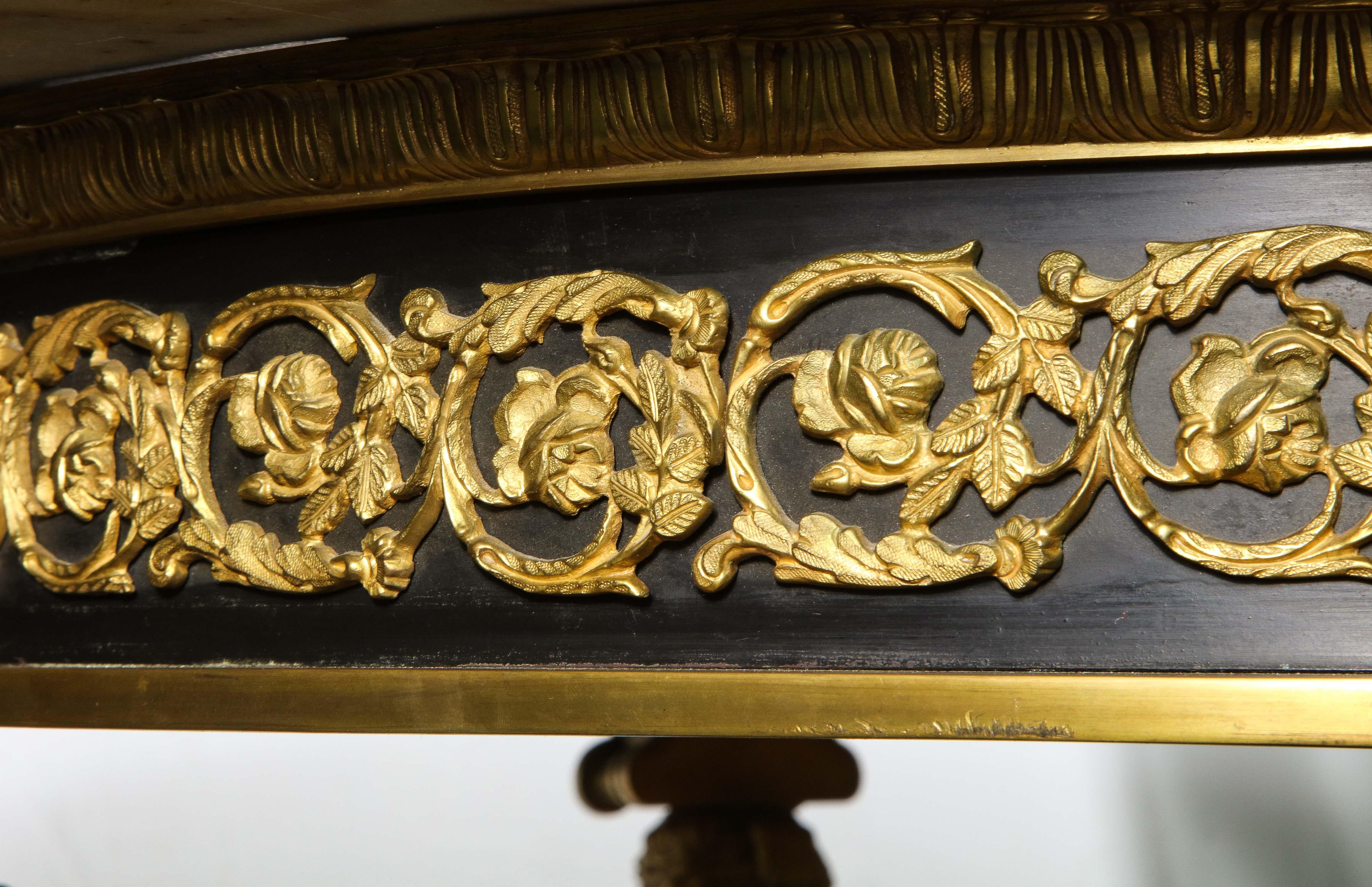 Impressionnante table centrale de style Empire en malachite et bronze doré d'après Desmalter en vente 13