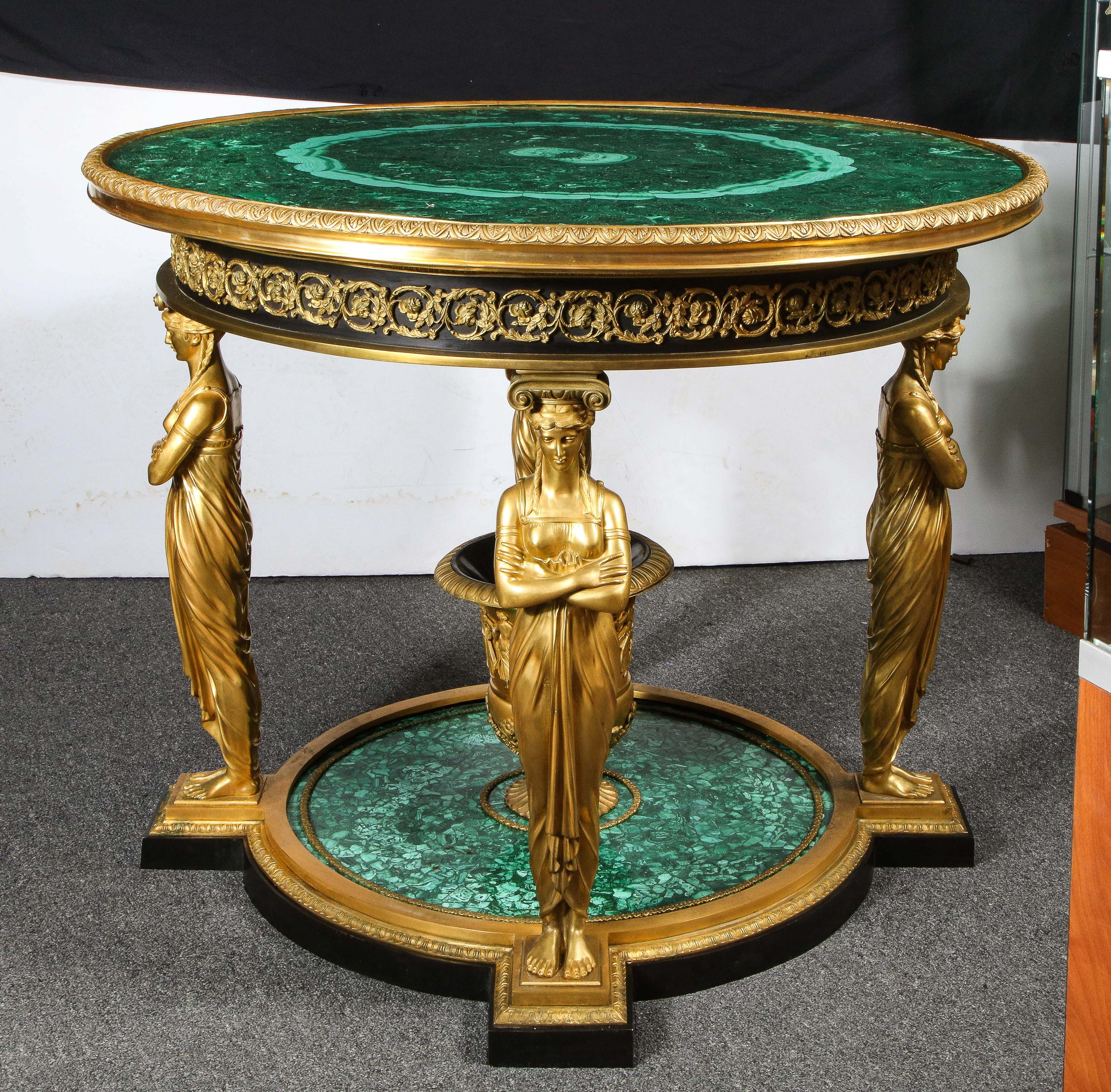 Une impressionnante table centrale de style empire en malachite et bronze doré d'après le modèle impérial de Francois Honore Georges Jacob-Desmalter, 1770-1841.

