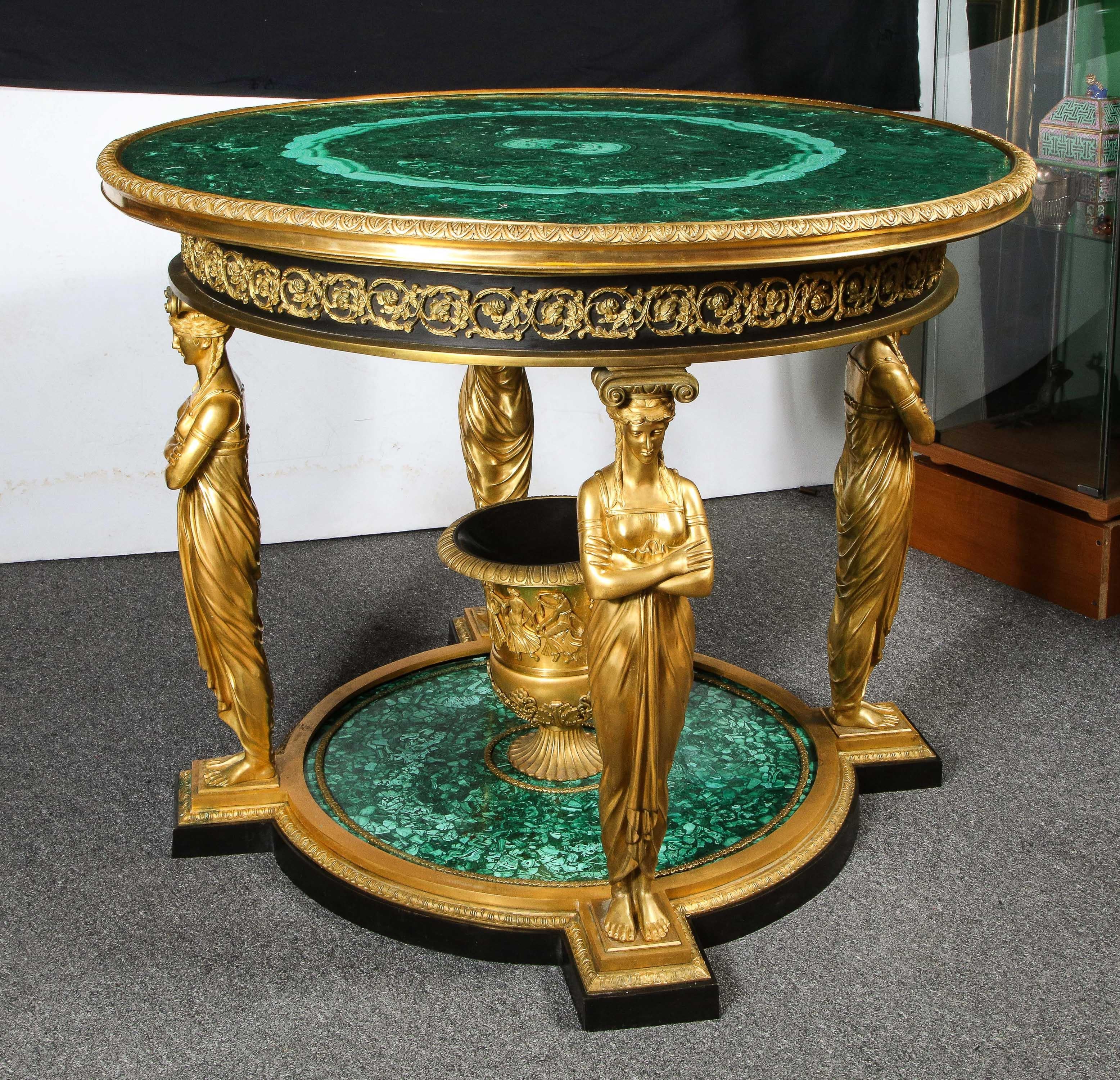 Français Impressionnante table centrale de style Empire en malachite et bronze doré d'après Desmalter en vente