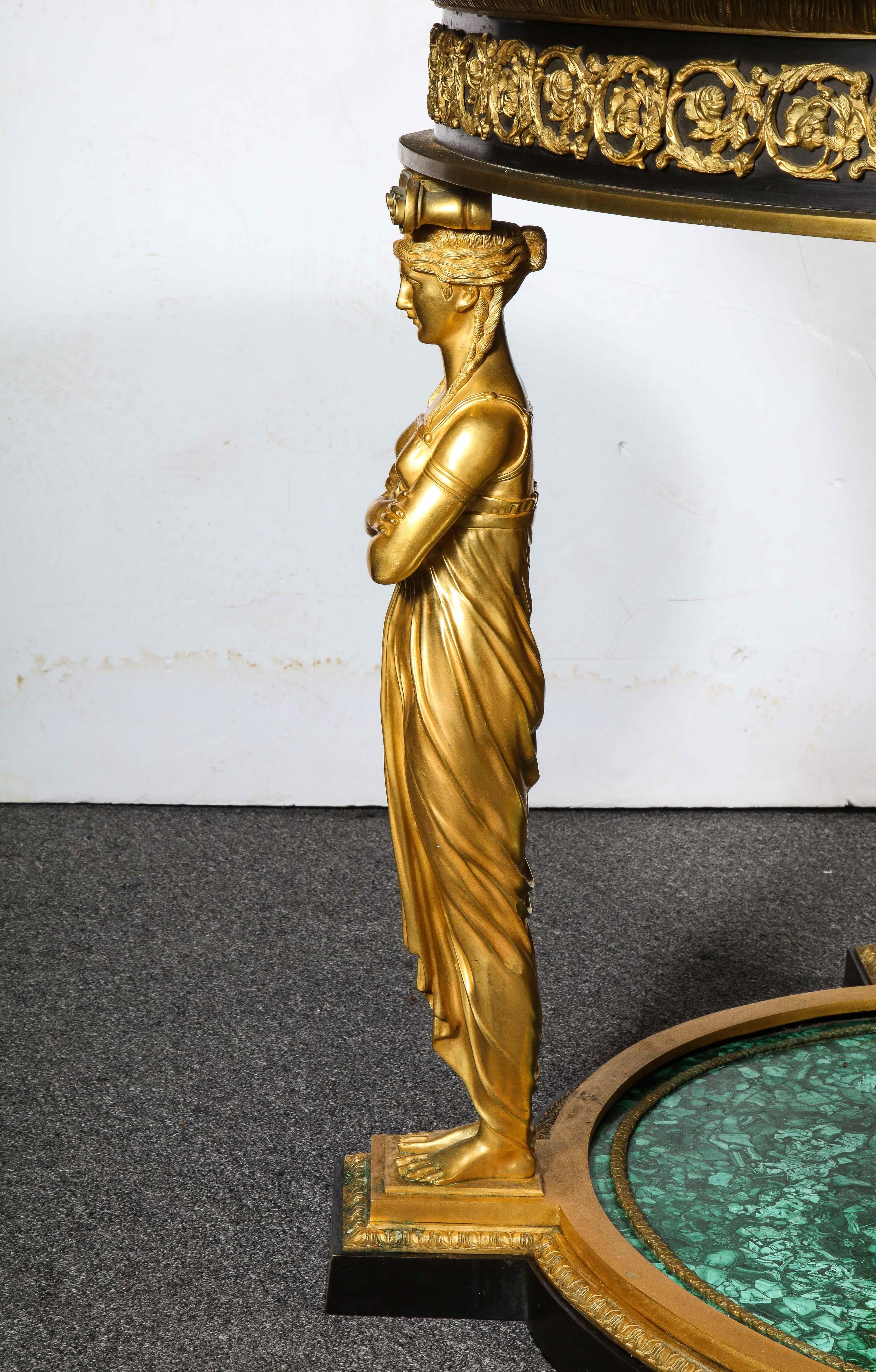 Malachite Impressionnante table centrale de style Empire en malachite et bronze doré d'après Desmalter en vente