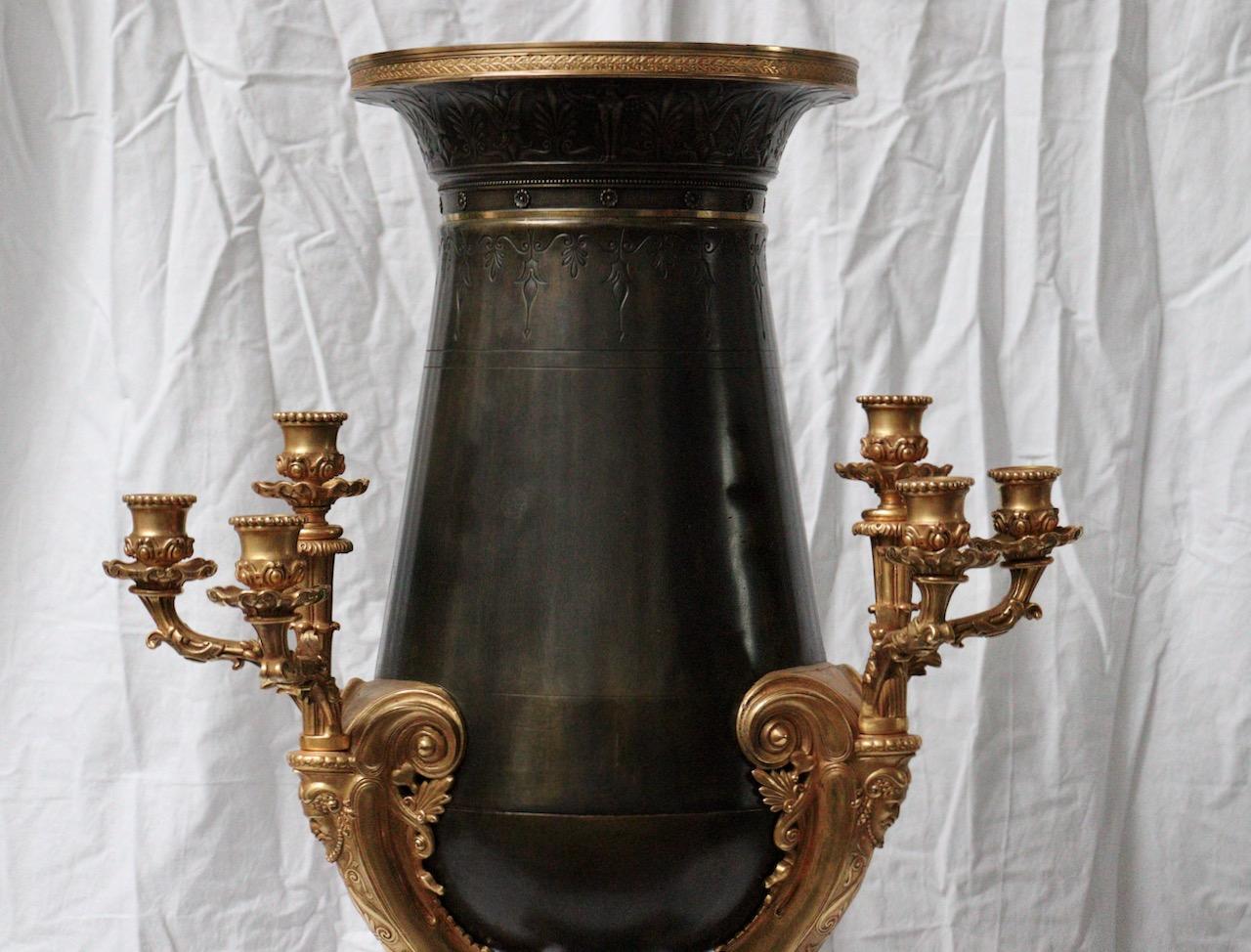Impressive French 19th Century Neo-Greek Style Bronze Nine-Lights Centerpiece In Good Condition For Sale In Saint-Ouen, FR