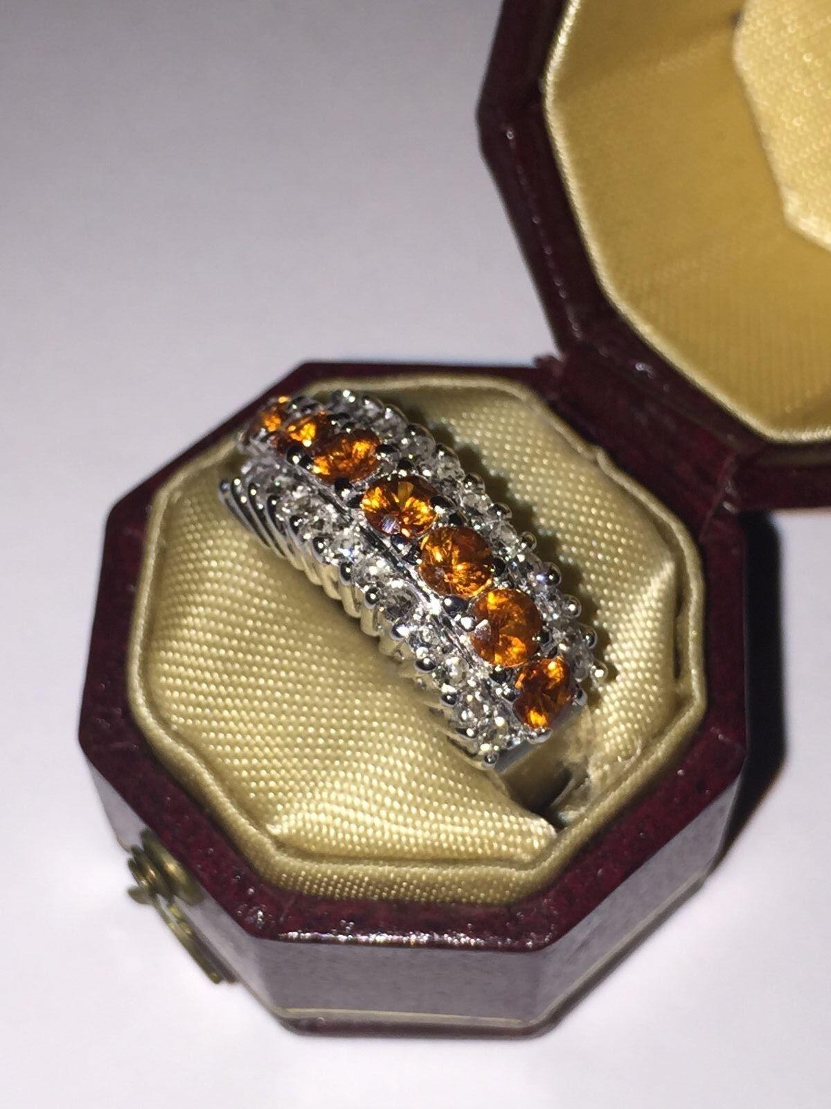 Taglio rotondo Un impressionante anello d'oro con citrino e diamanti in oro bianco 18 carati in vendita