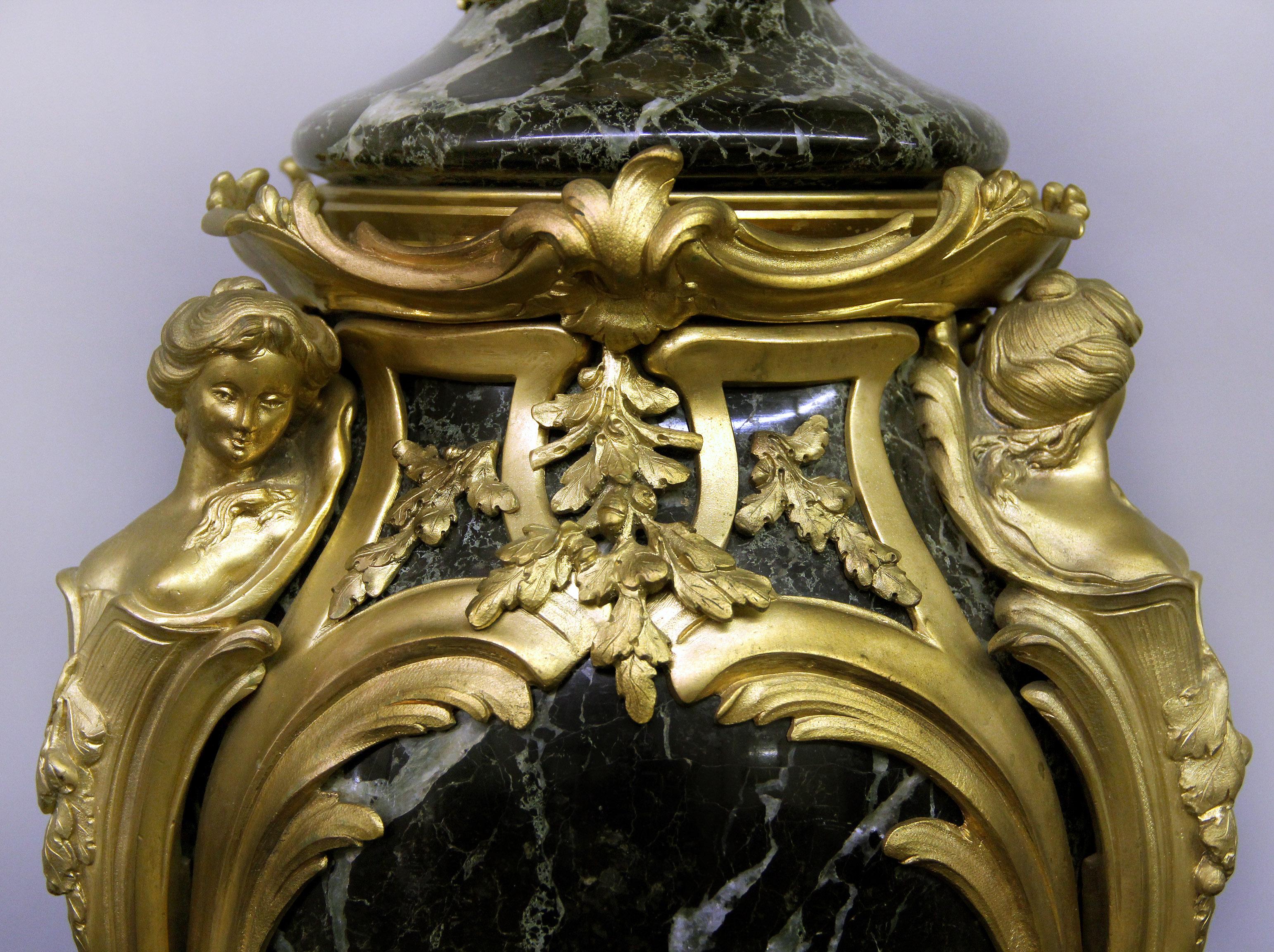 Belle Époque Impressionnante lampe à trois lumières en marbre montée sur bronze doré de la fin du 19ème siècle en vente