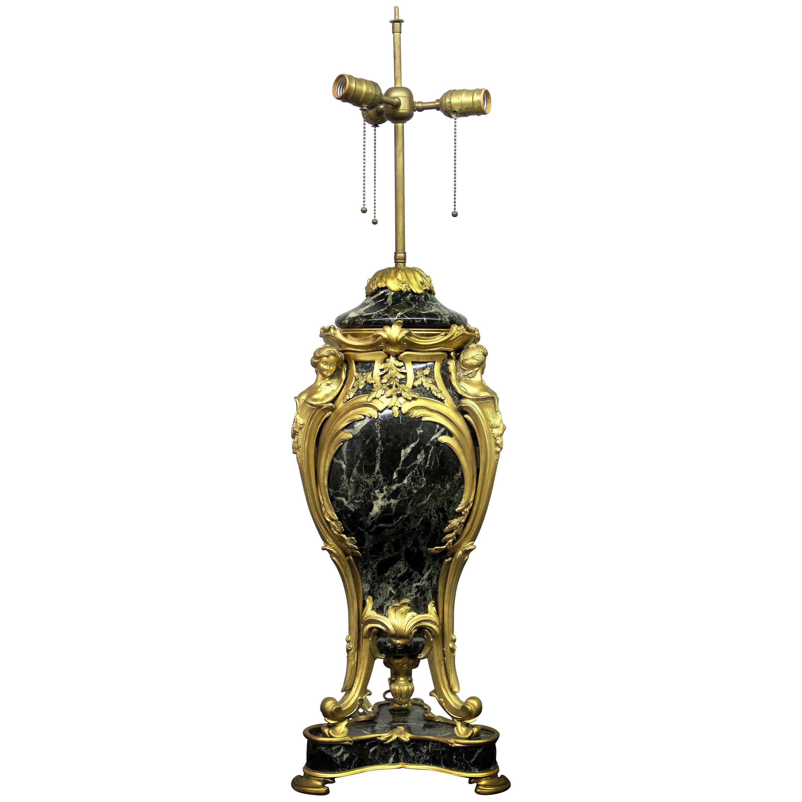 Impressionnante lampe à trois lumières en marbre montée sur bronze doré de la fin du 19ème siècle en vente