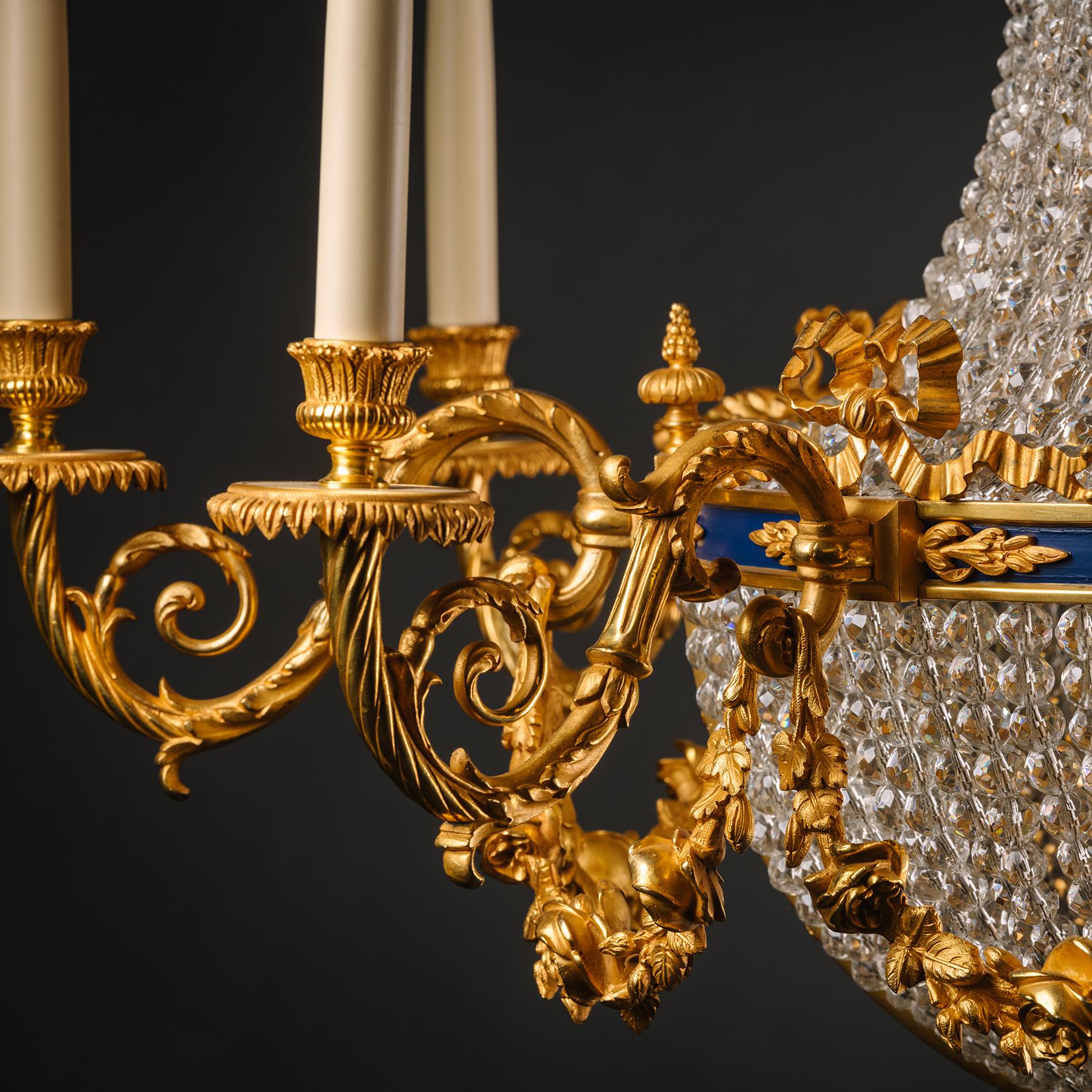 Français Impressionnant lustre à huit lumières de style Louis XVI en vente