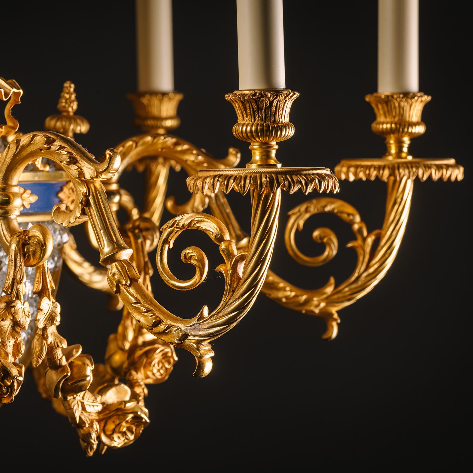 Doré Impressionnant lustre à huit lumières de style Louis XVI en vente